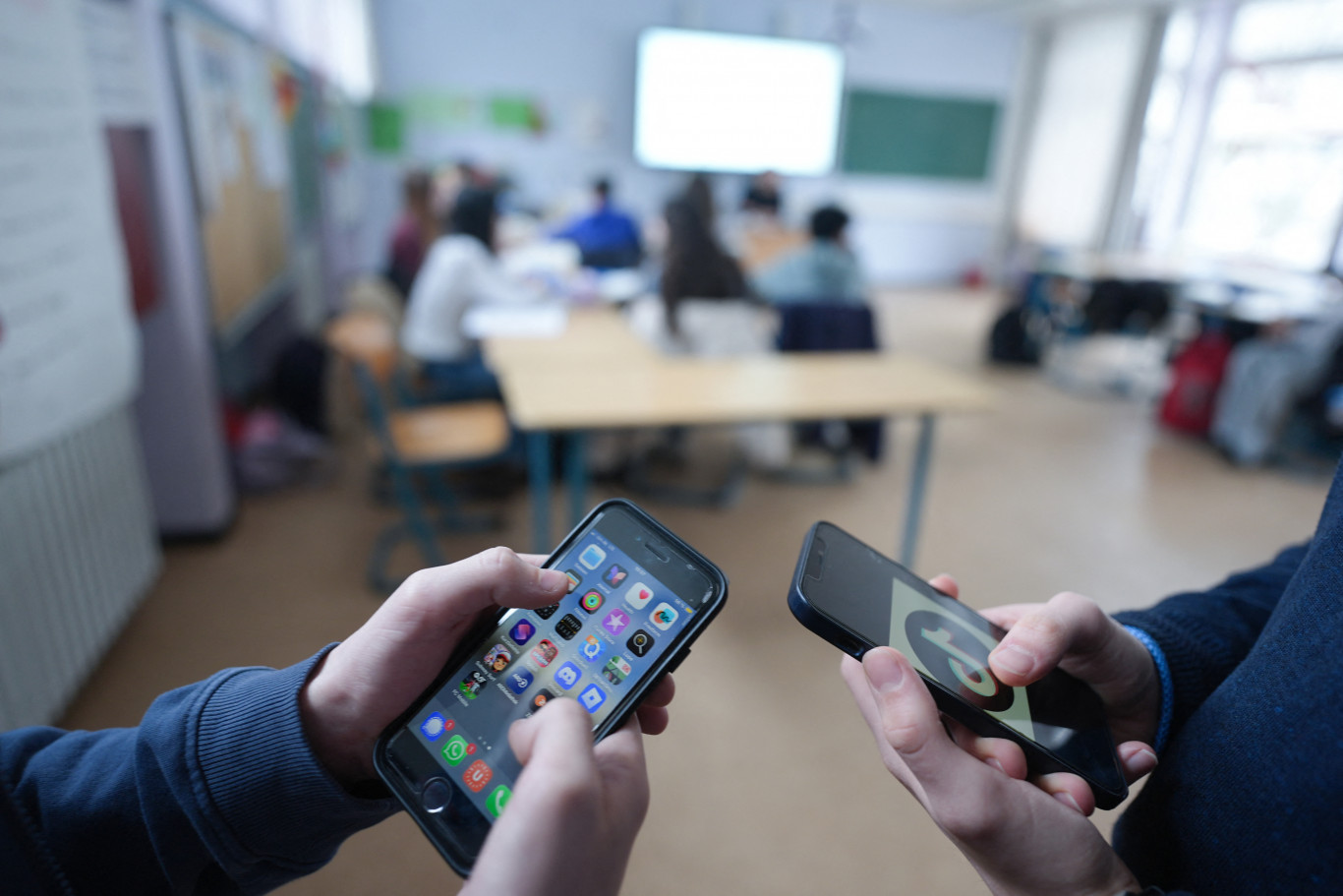 Friss hírek: Az utóbbi években egyre több helyen tiltották be a mobiltelefonok használatát az iskolákban. A nagy mintának köszönhetően ma már azt is meg tudjuk ítélni, hogy ezek a tiltások mérlege pozitív, de aki csodát várt, annak csalódnia kellett. A gyerekek kitiltása a közösségi médiából viszont jóval bonyolultabb ügynek tűnik.