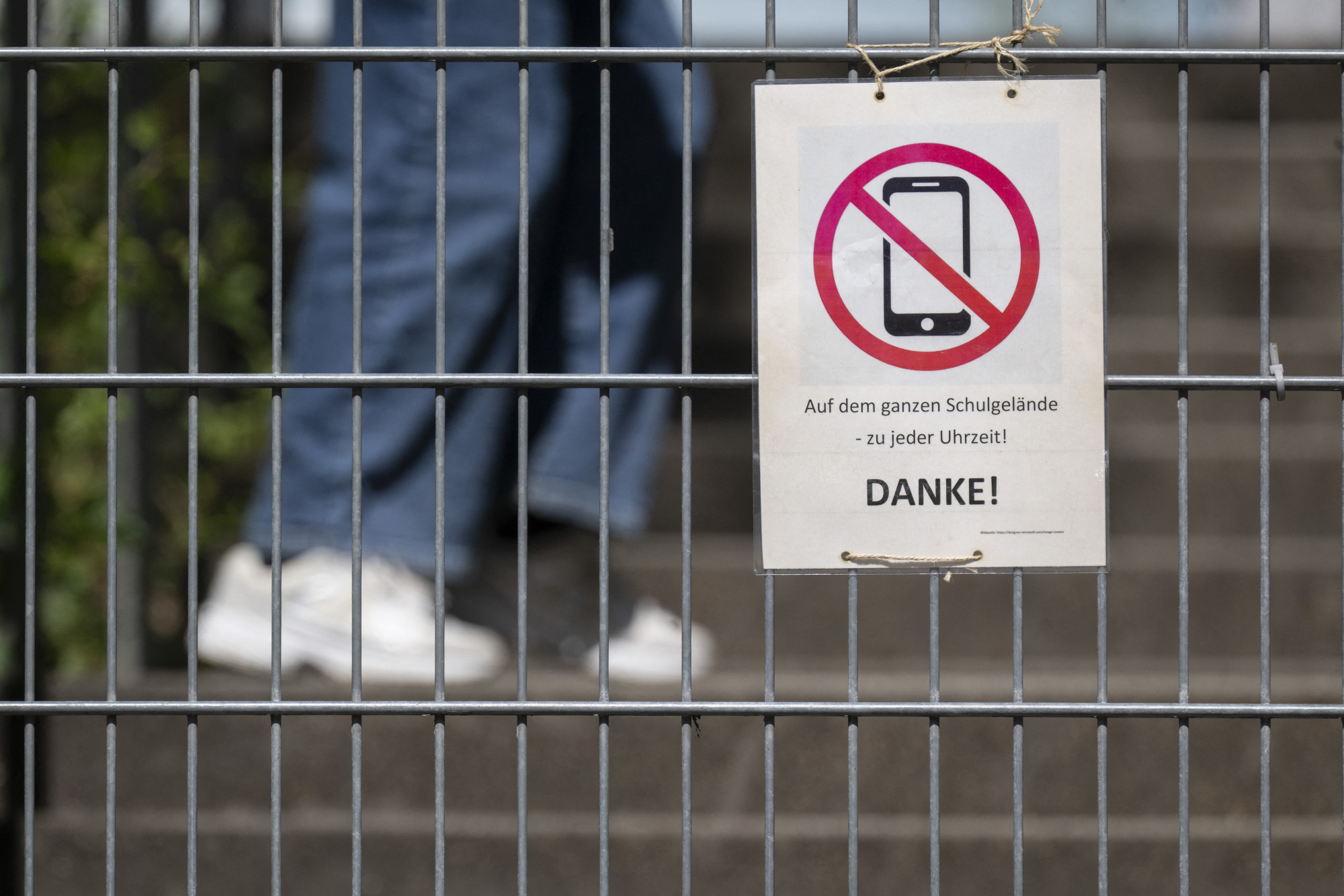 Kicsit azért jobb tőle – Iskolai mobiltiltások a világ körül