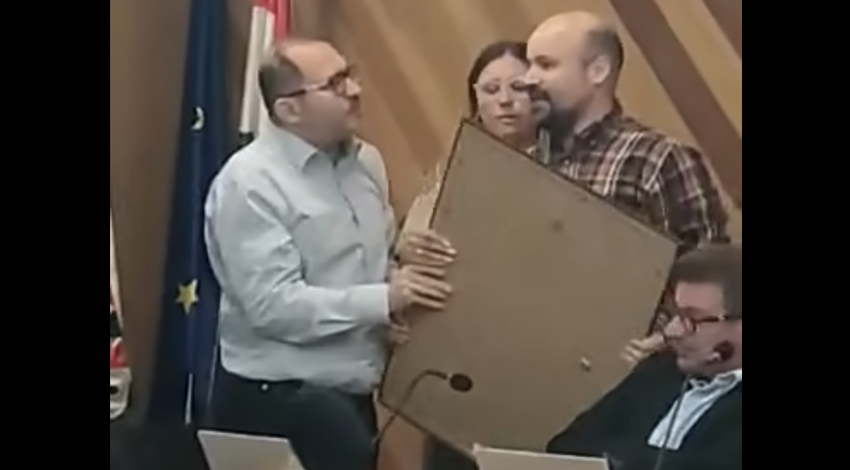 Lekapta a NER-nyilatkozatot az ülésterem faláról a csepeli momentumos képviselő