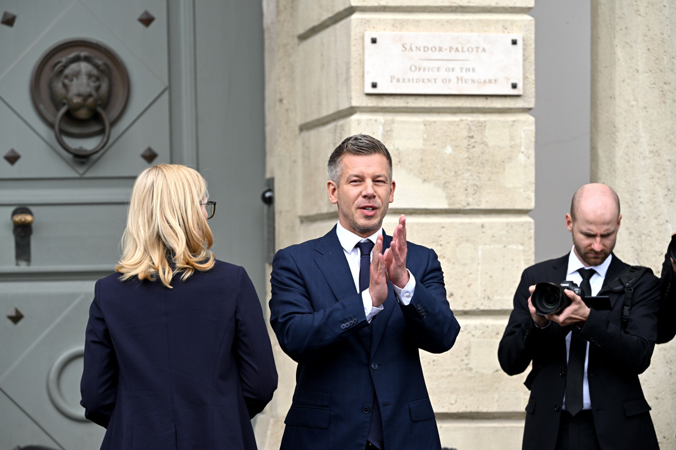„Bontsuk le a köztársasági elnöki intézmény tekintélyét!” – Magyar Péter Sándor-palotai beszéde „Bontsuk le a köztársasági elnöki intézmény tekintélyét!” – Magyar Péter Sándor-palotai beszéde