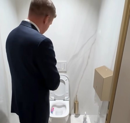 Friss hírek: Miniszterelnöki videón Matolcsy vécékefetartója.