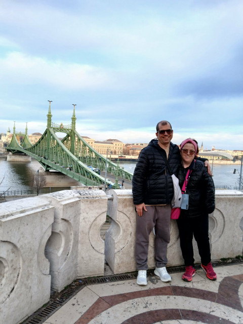 Katalin párjával a budapesti Szabadság-híd előtt