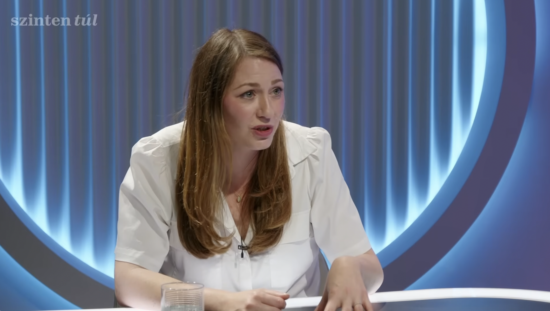 Donáth Anna: Amíg egy villany ég egy irodában, aminek Moment