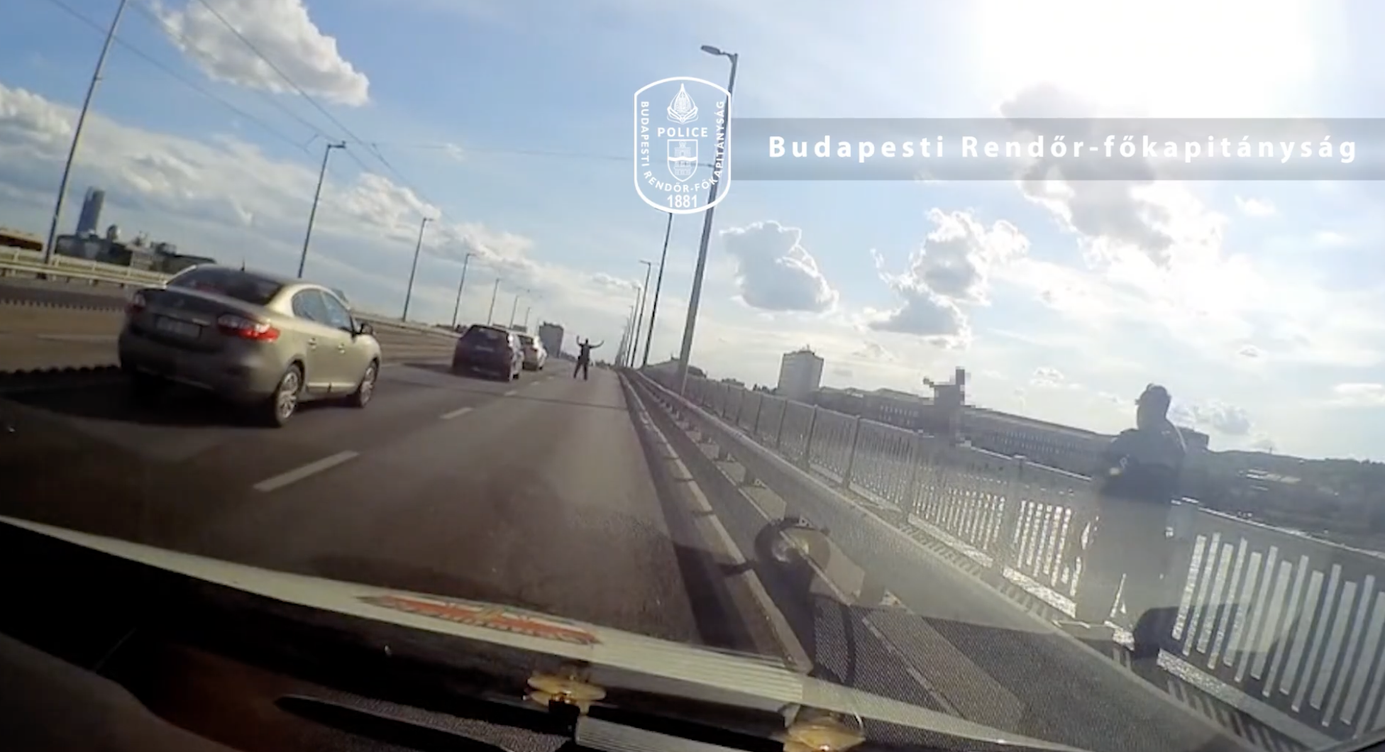 Az utolsó pillanatban kaptak el a rendőrök egy a Petőfi hídr