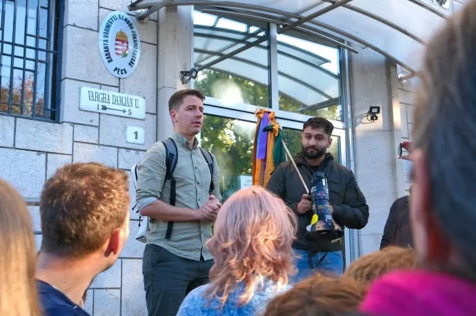 Fotó: Gűth Ervin / Telex. Balra Szekeres Zsolt ügyvéd kollégánk, jobbra Buzás-Hábel Géza, a Pécs Pride szervezője