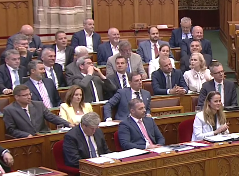 Takács Péter szívecskét mutatott és puszit küldött a parlamentben Magyar Péternek, aki őt a valaha volt leghazugabb egészségügyi államtitkárnak nevezte