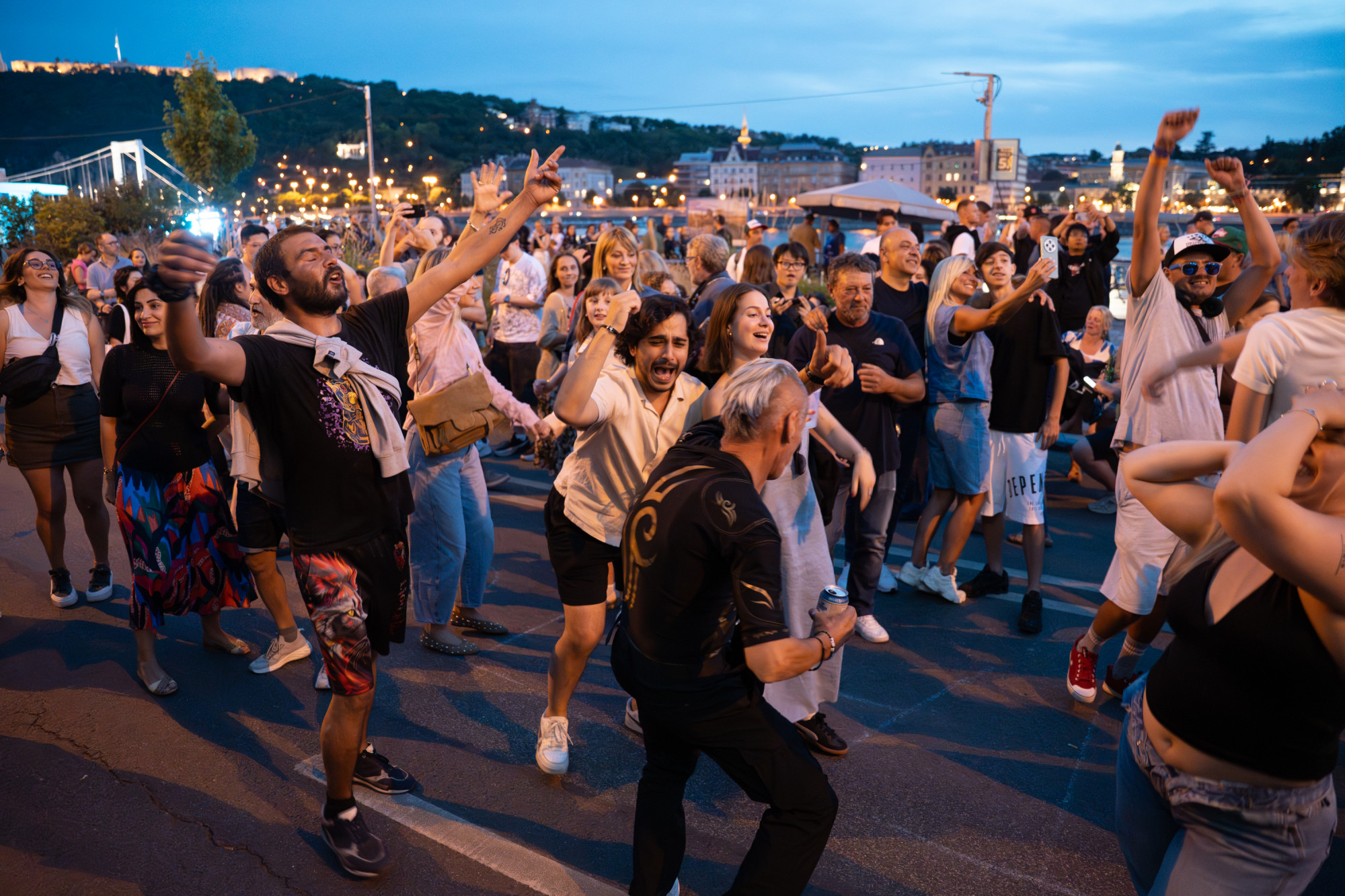Hétvégente ezrek táncolnak a rakparton, ahol Orbán egy grillen szörnyülködött