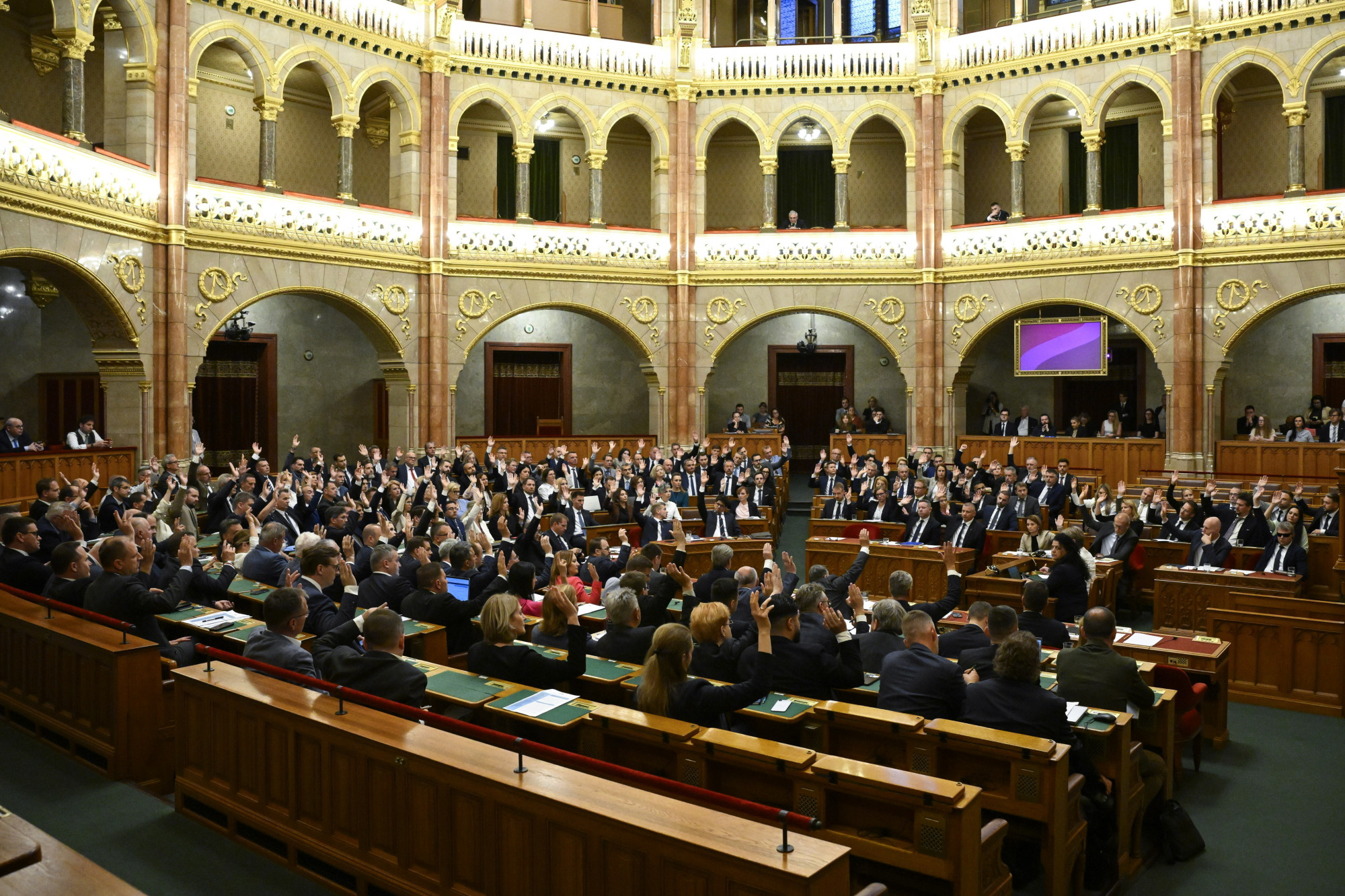 A Tisza átírja a parlamenti szabályokat, 8000 milliárd oka v
