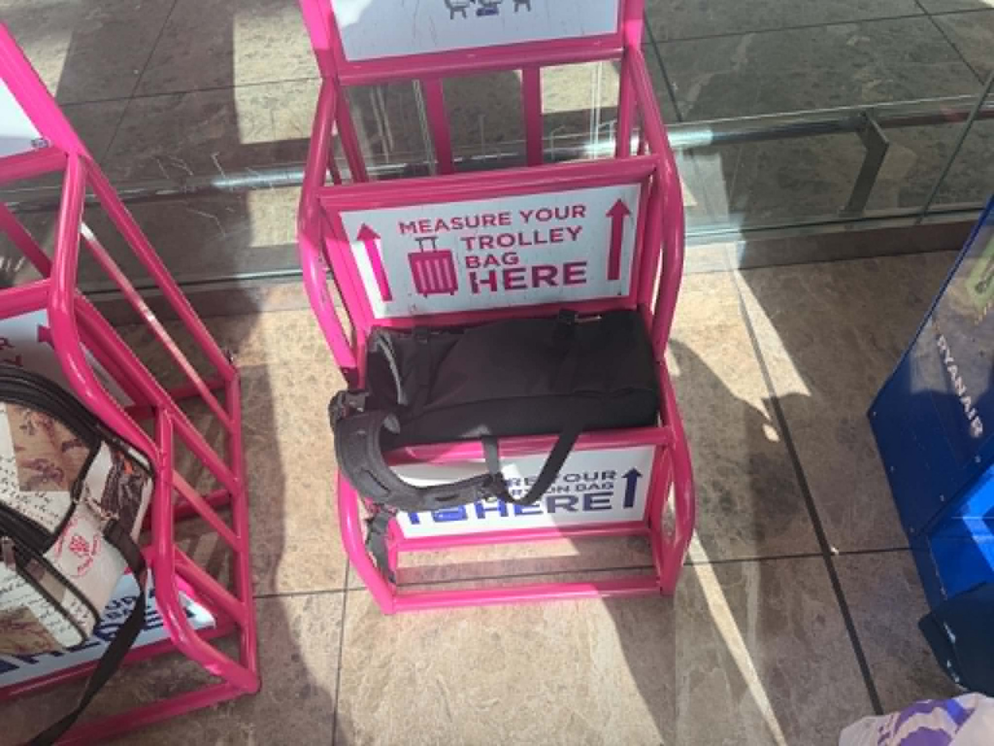 Hiába férnek bele a kézipoggyászok a Wizz Air fémkeretébe, mégis szórják a döbbent utasoknak a 70 eurós büntetéseket