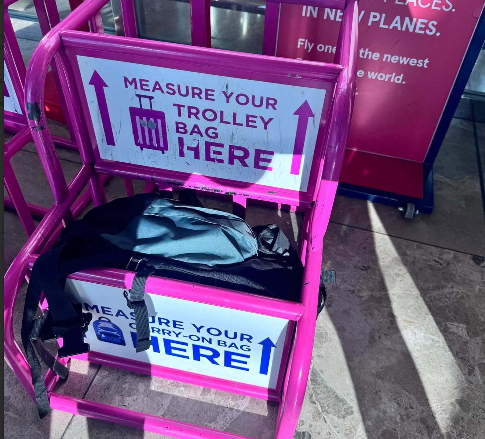 Hiába férnek bele a kézipoggyászok a Wizz Air fémkeretébe, mégis szórják a döbbent utasoknak a 70 eurós büntetéseket