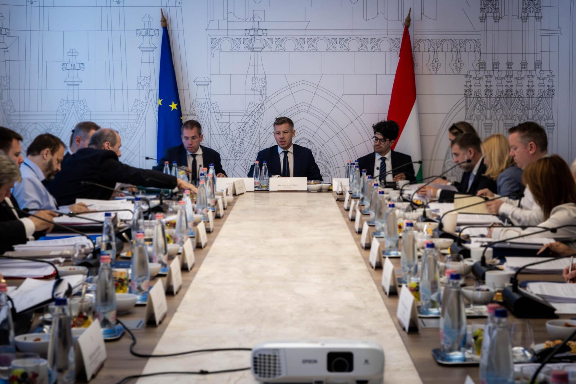 Leszedeti a Tisza-kormány a közintézmények faláról