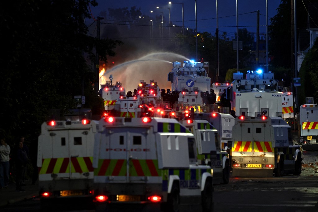 Vízágyút vetett be Belfastban a rendőrség a zavargások miatt