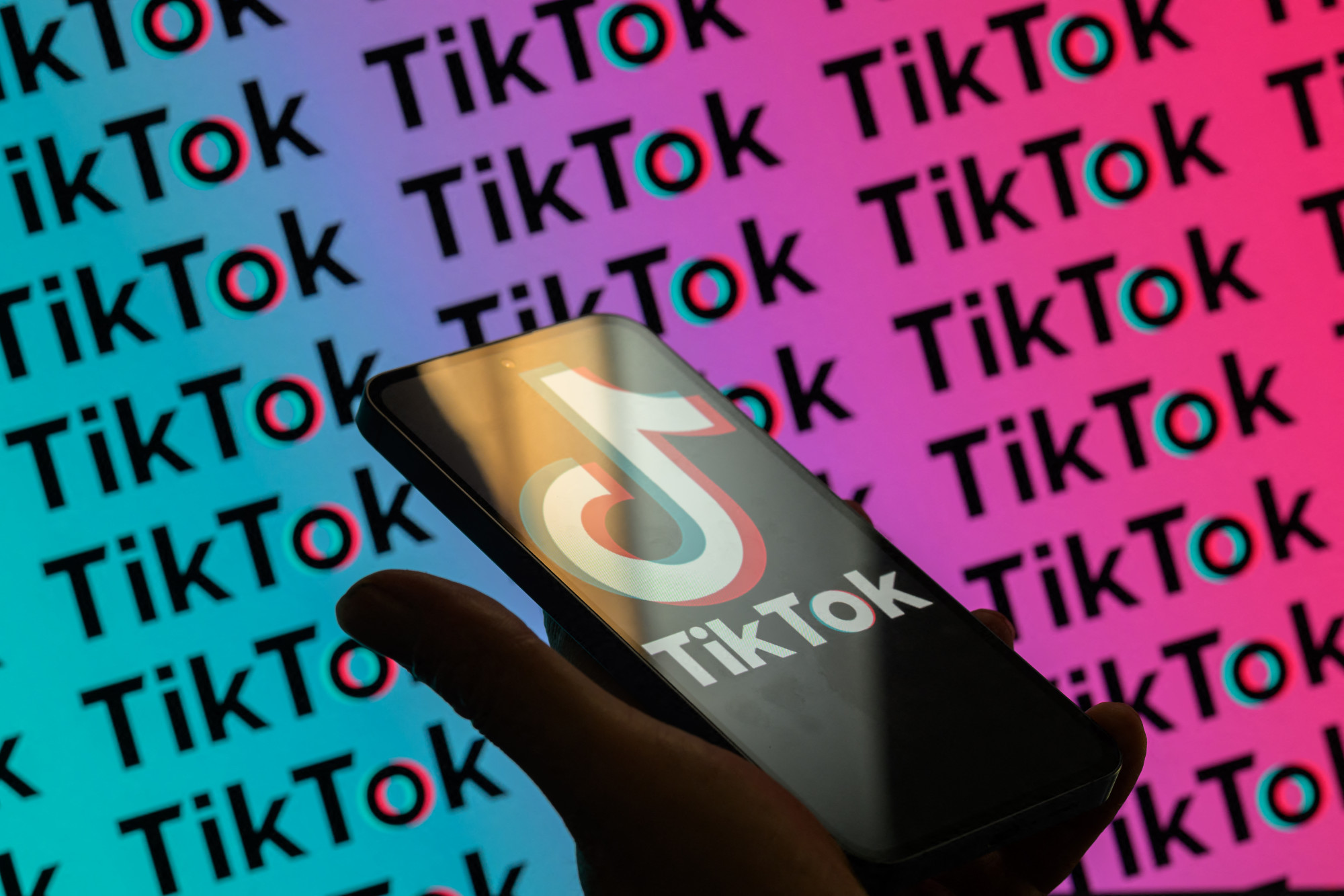 Nem adóztak a TikTokon és YouTube-on szerzett bevételeik után, két influenszert büntetett meg a NAV
