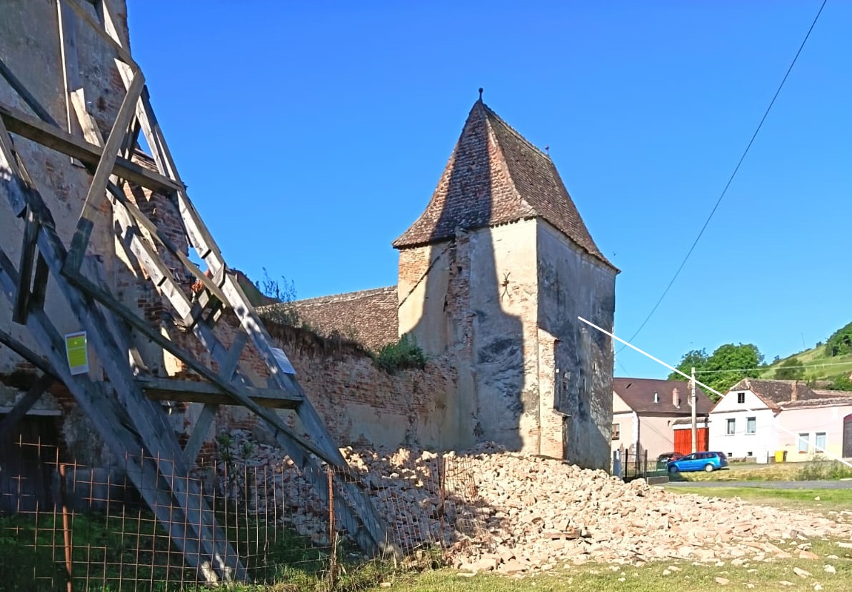 Leomlott egy 500 éves szász erődtemplom fala Erdélyben