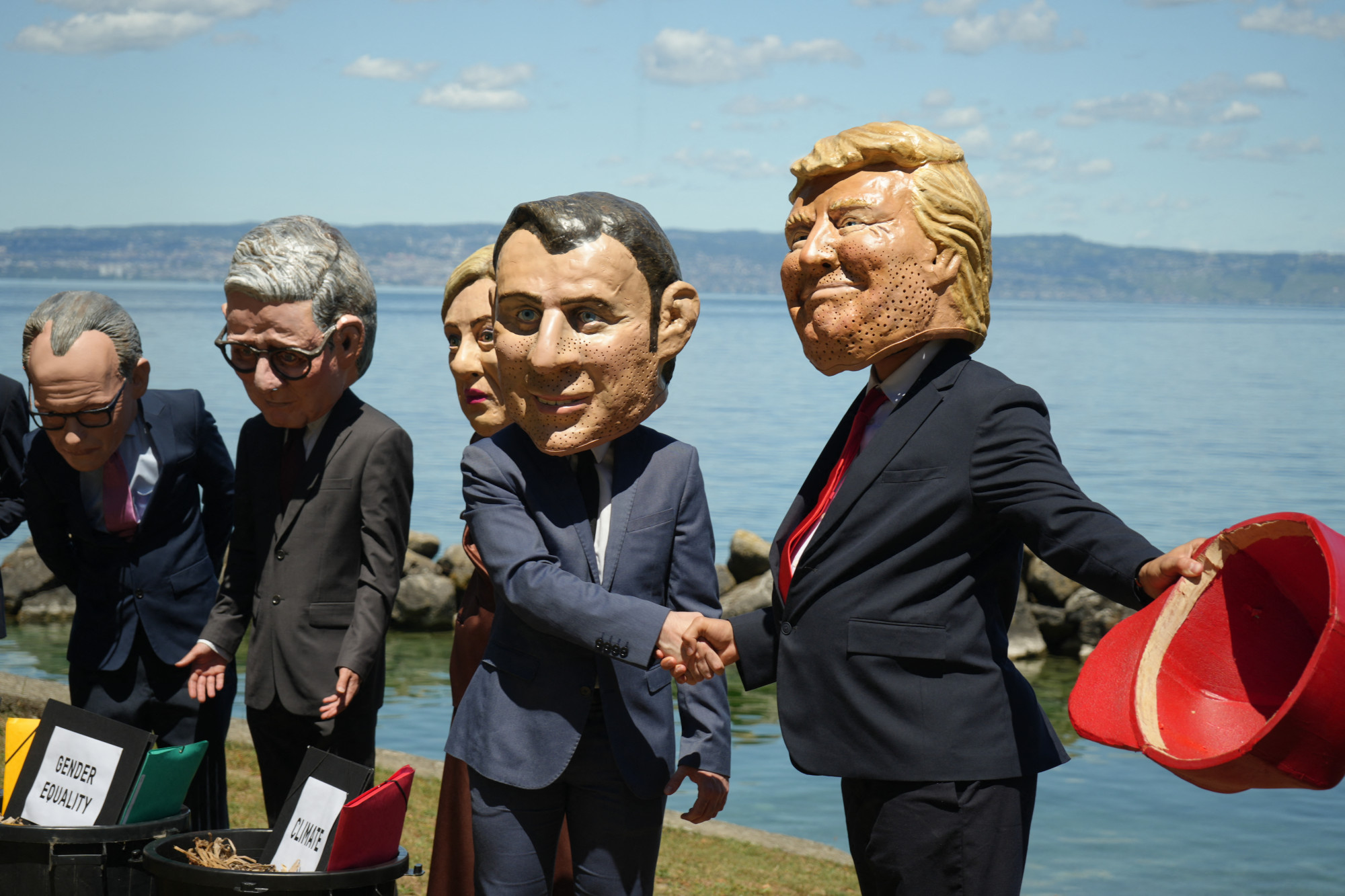 Kezdődik a G7 csúcs: az utolsó nagy nemzetközi találkozóját szervező Emmanuel Macron mindent megtesz, hogy a világ legbefolyásosabb 80 évesét három napig egy helyen tartsa