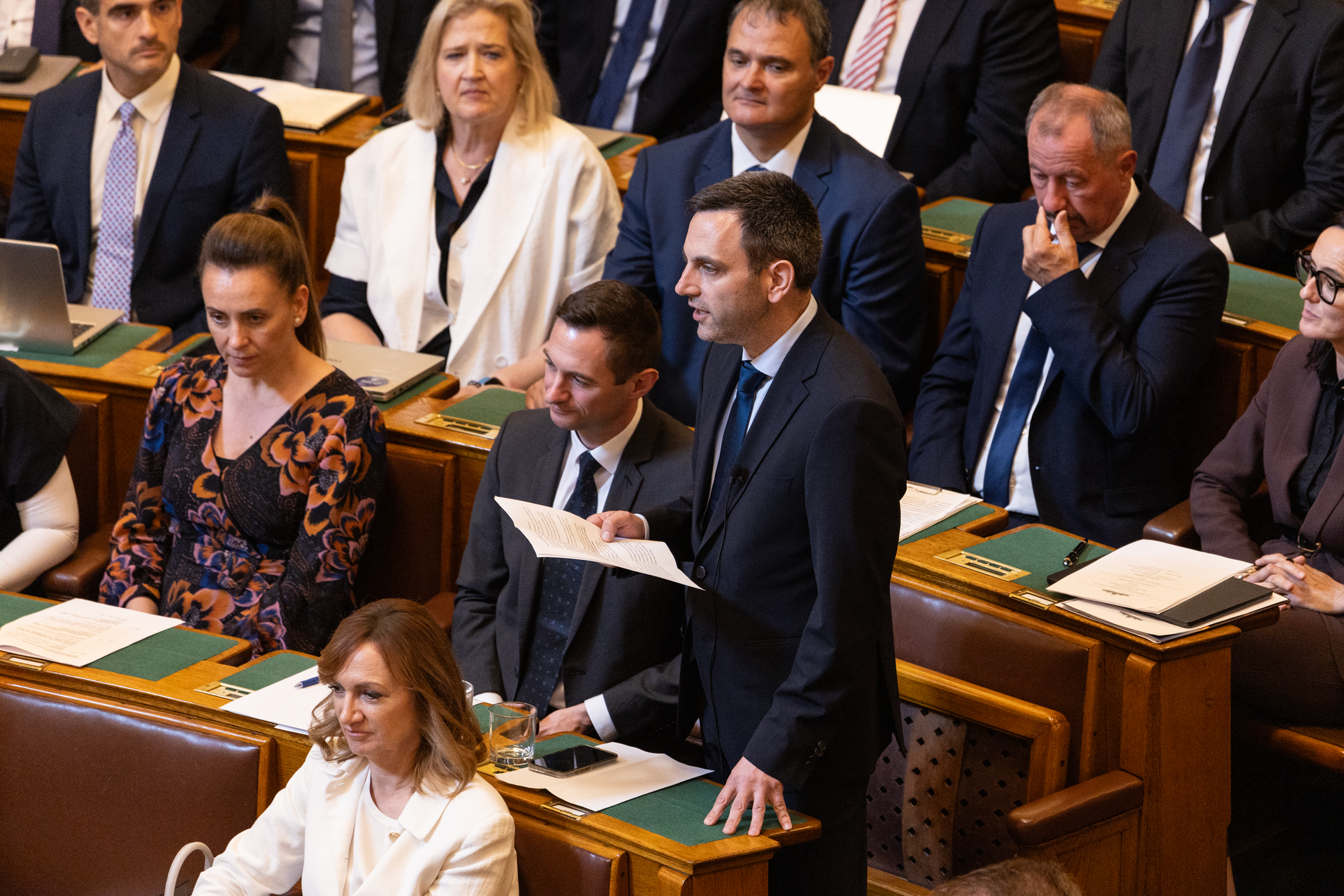 Az állam visszakéri a pénzt a kekváktól, és Orbán sem lehet többet miniszterelnök – megszavazták a tizenhatodik alaptörvény-módosítást