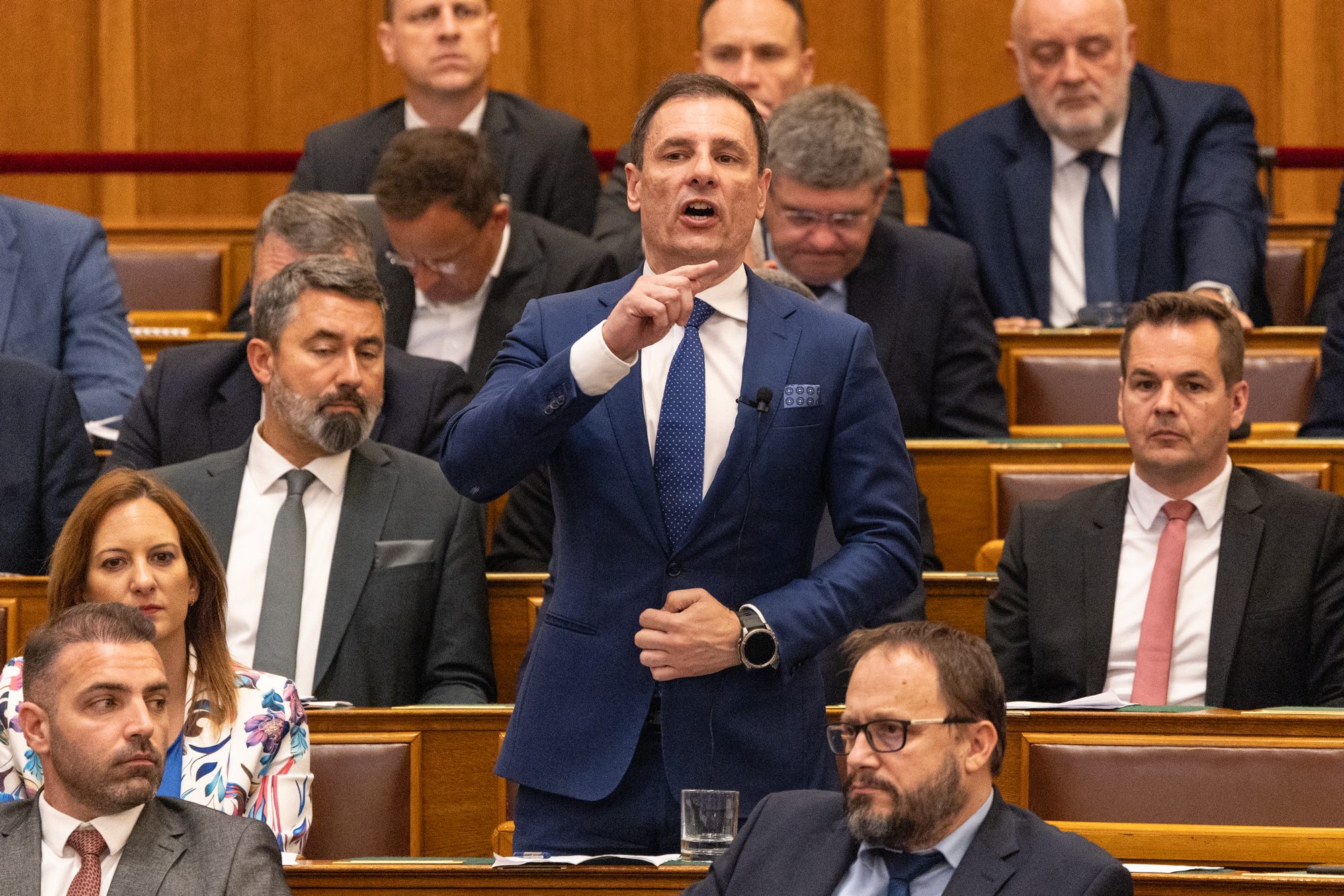 Az állam visszakéri a pénzt a kekváktól, és Orbán sem lehet többet miniszterelnök – megszavazták a tizenhatodik alaptörvény-módosítást