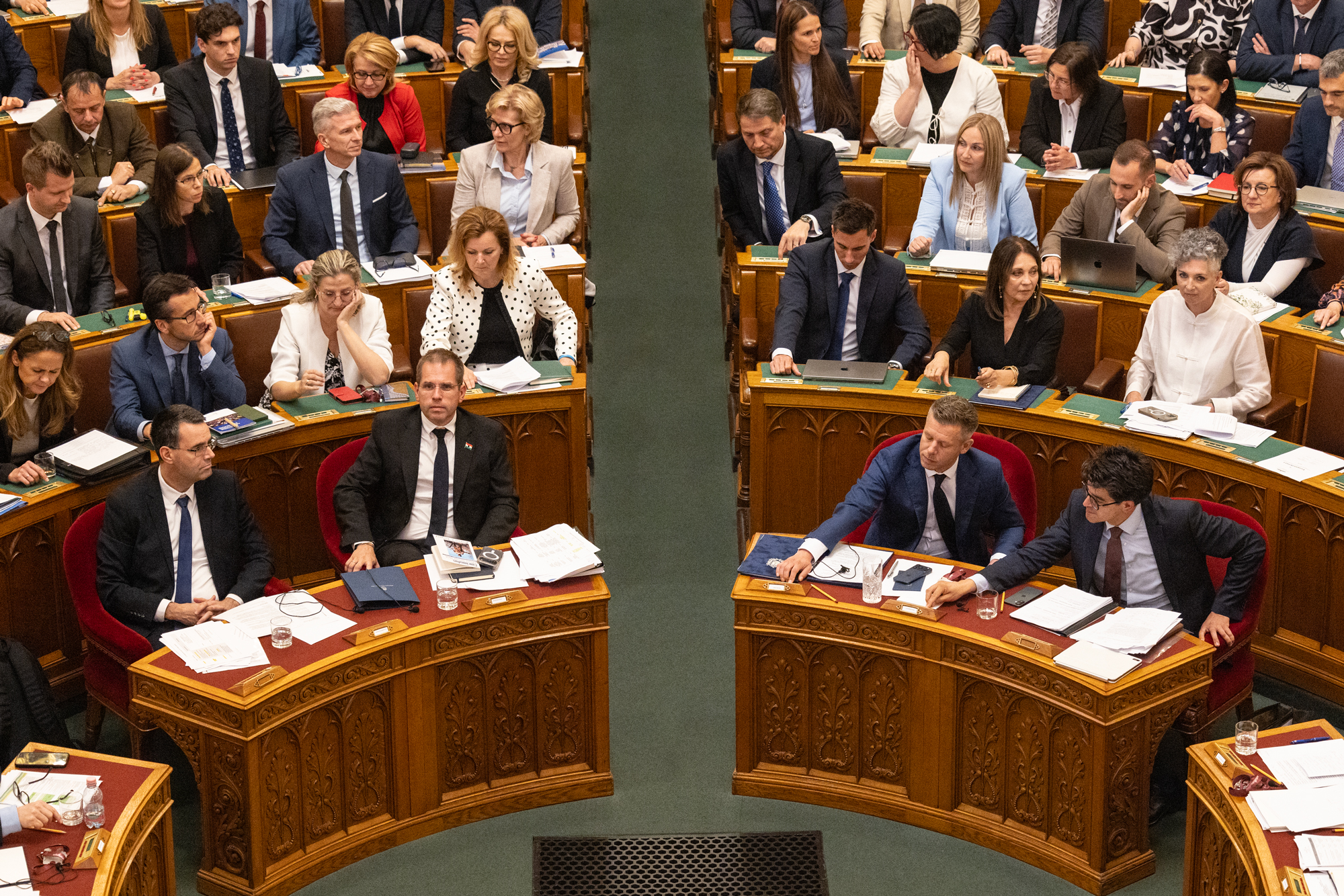 Migránsozás, alaptörvény-módosítás és egy romantikus null-null