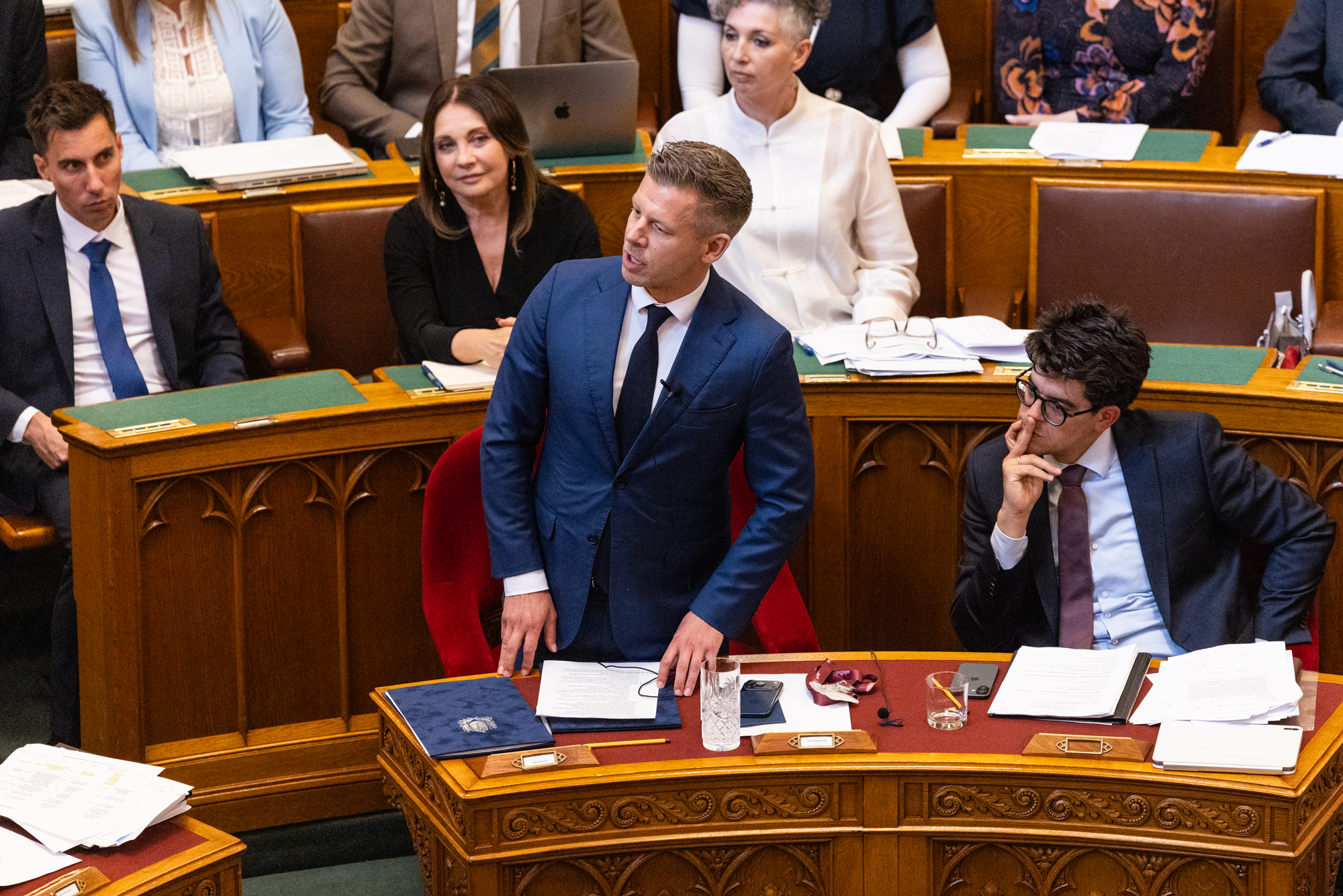 Az állam visszakéri a pénzt a kekváktól, és Orbán sem lehet többet miniszterelnök – megszavazták a tizenhatodik alaptörvény-módosítást
