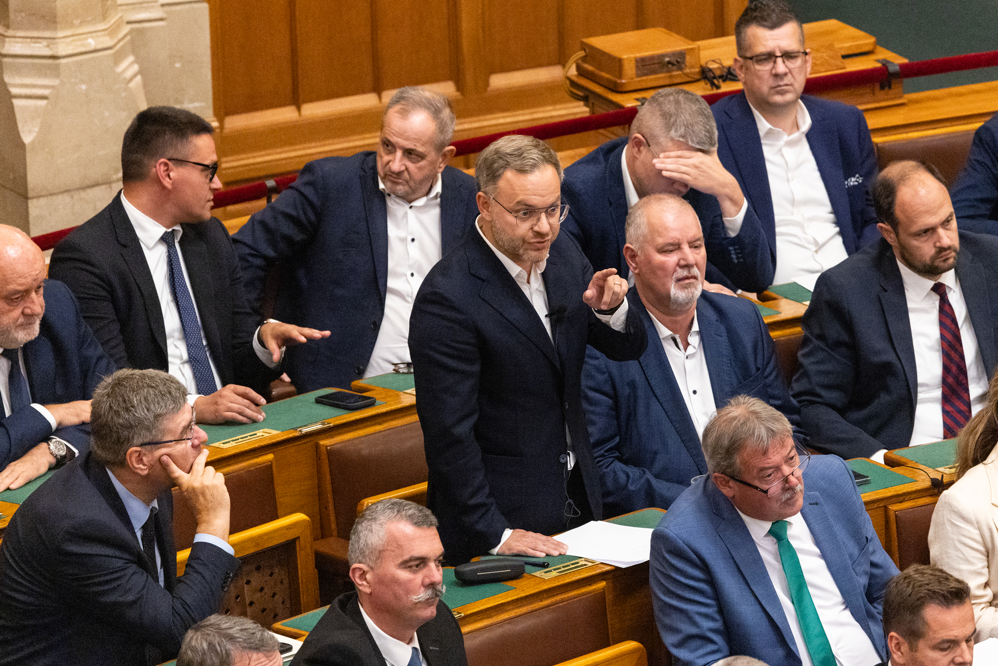 Az állam visszakéri a pénzt a kekváktól, és Orbán sem lehet többet miniszterelnök – megszavazták a tizenhatodik alaptörvény-módosítást