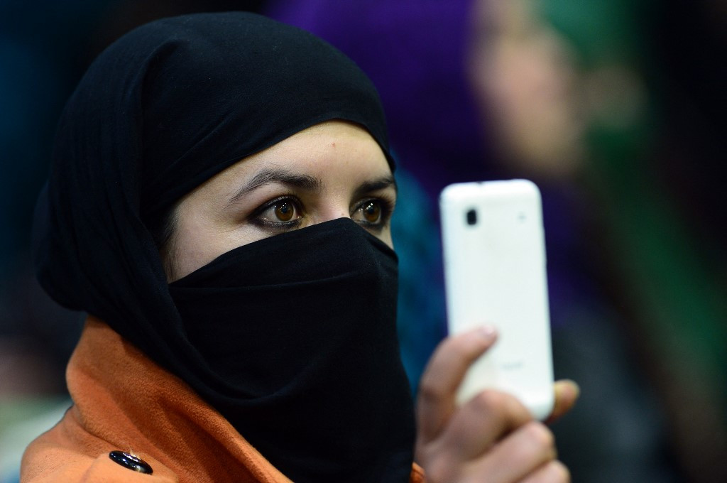 Okostelefon-használati tilalom az afgán közalkalmazottak számára