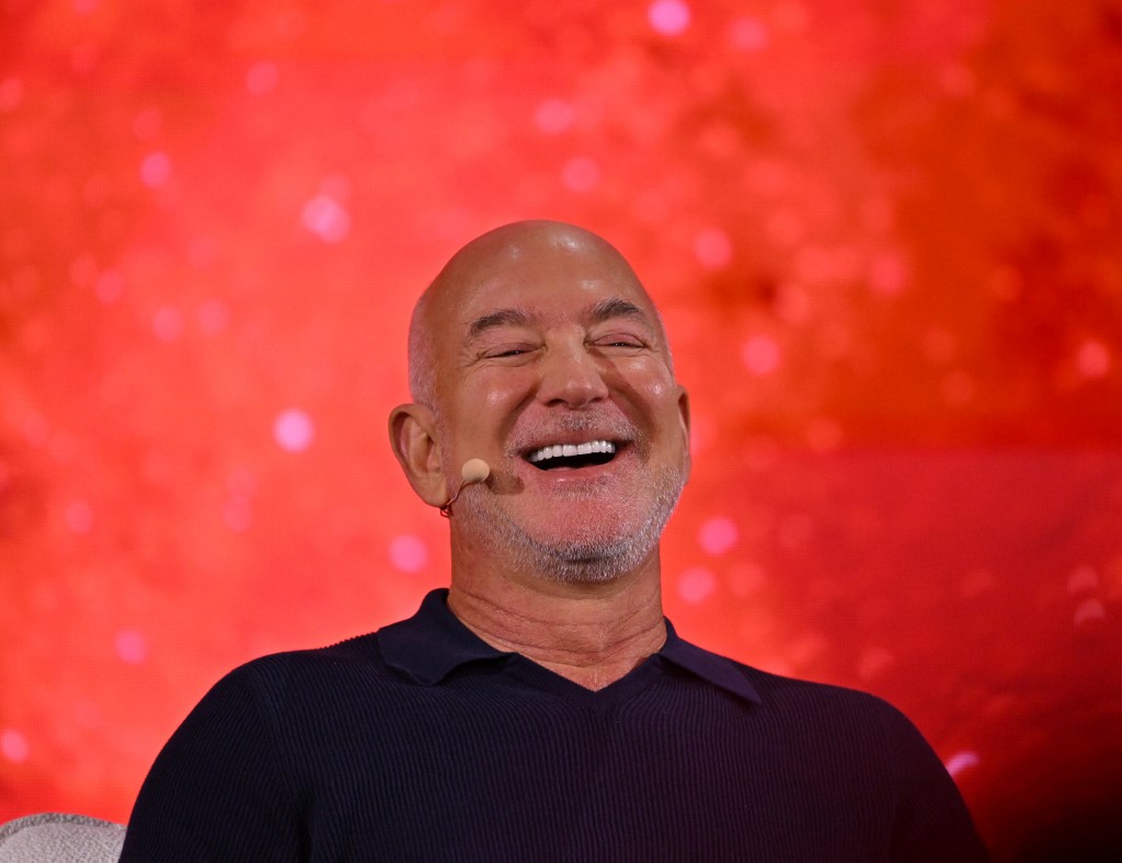 Bezos szerint az AI nem veszi el a munkádat, sőt, munkaerőhiányt okoz
