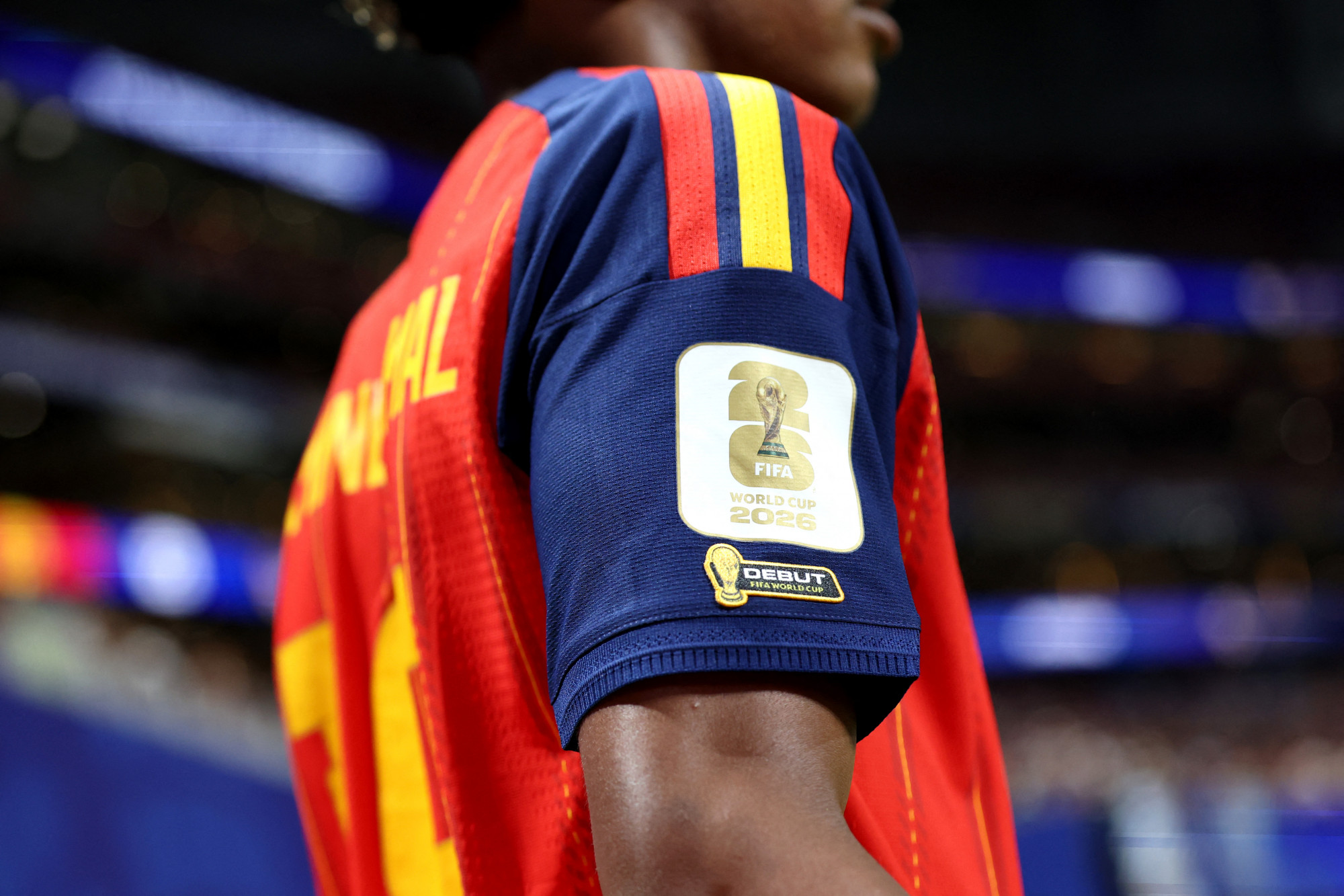 Miért lepi el mindenféle aranyszínű jelvény Messi mezét?