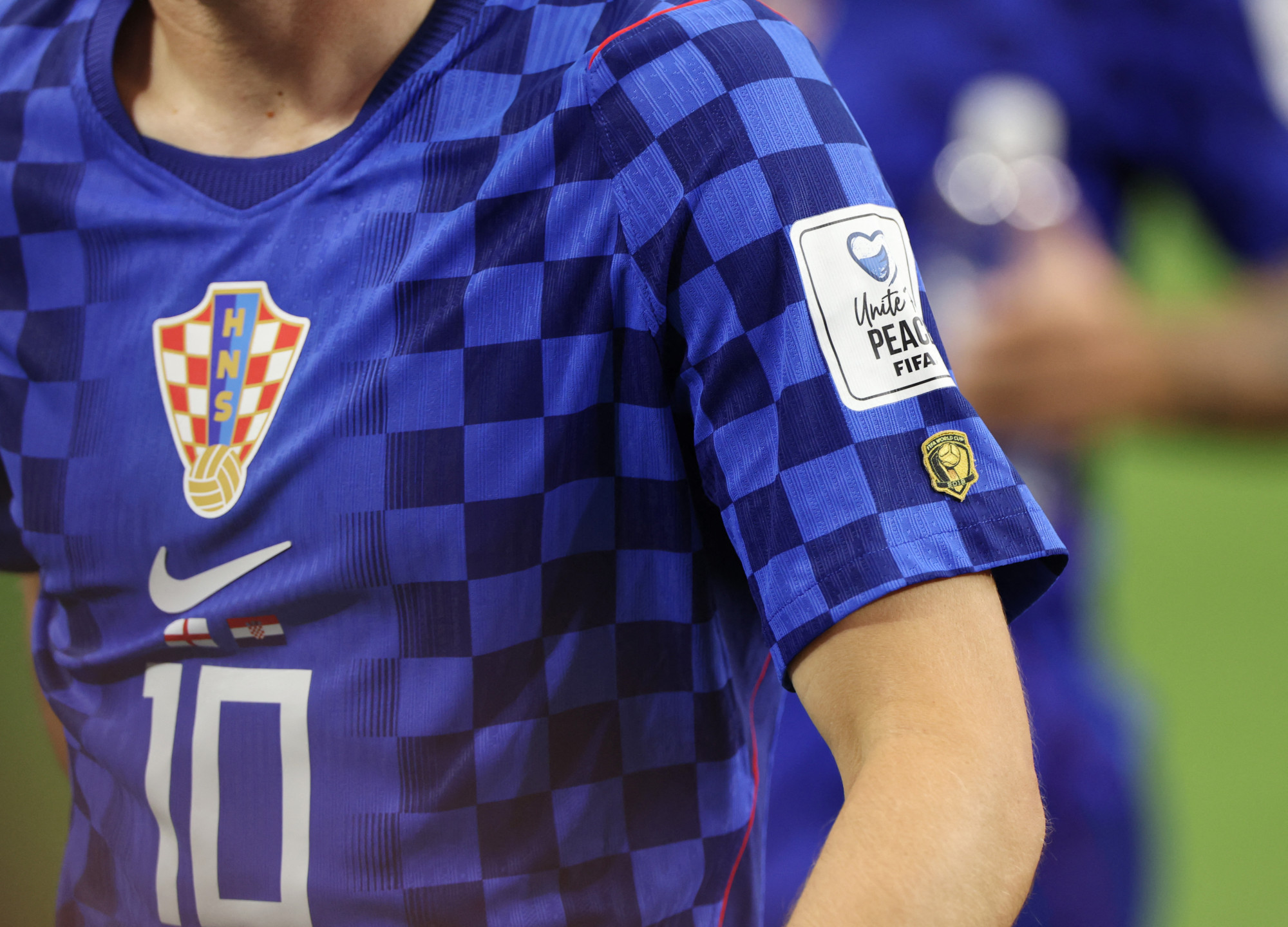 Miért lepi el mindenféle aranyszínű jelvény Messi mezét?