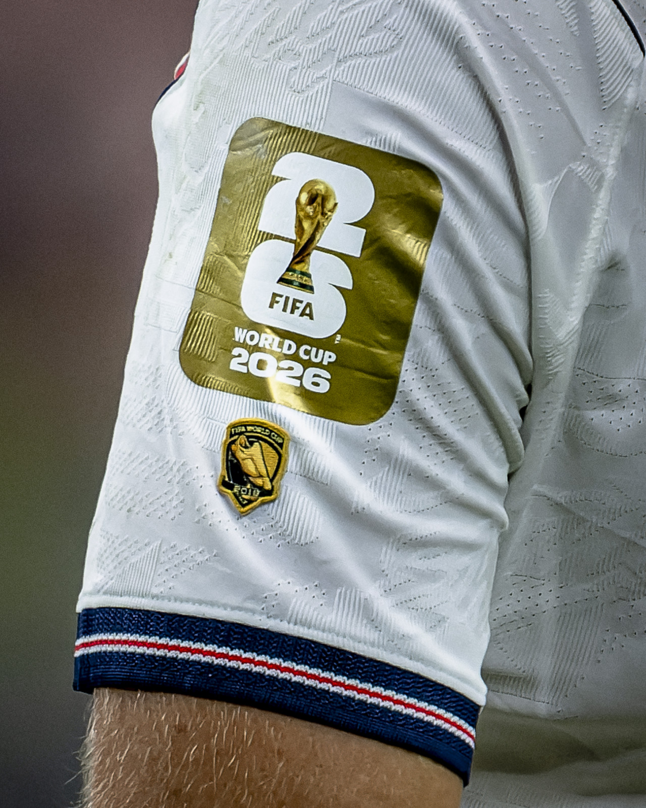 Miért lepi el mindenféle aranyszínű jelvény Messi mezét?