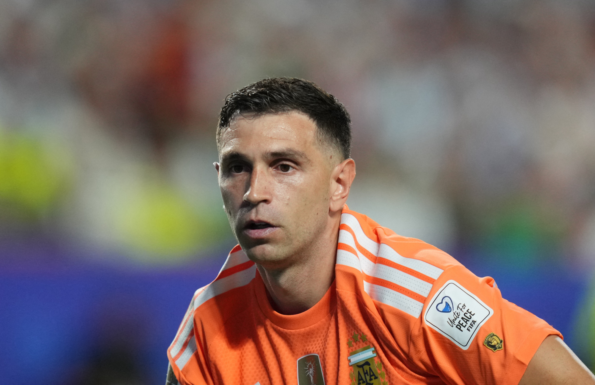 Miért lepi el mindenféle aranyszínű jelvény Messi mezét?