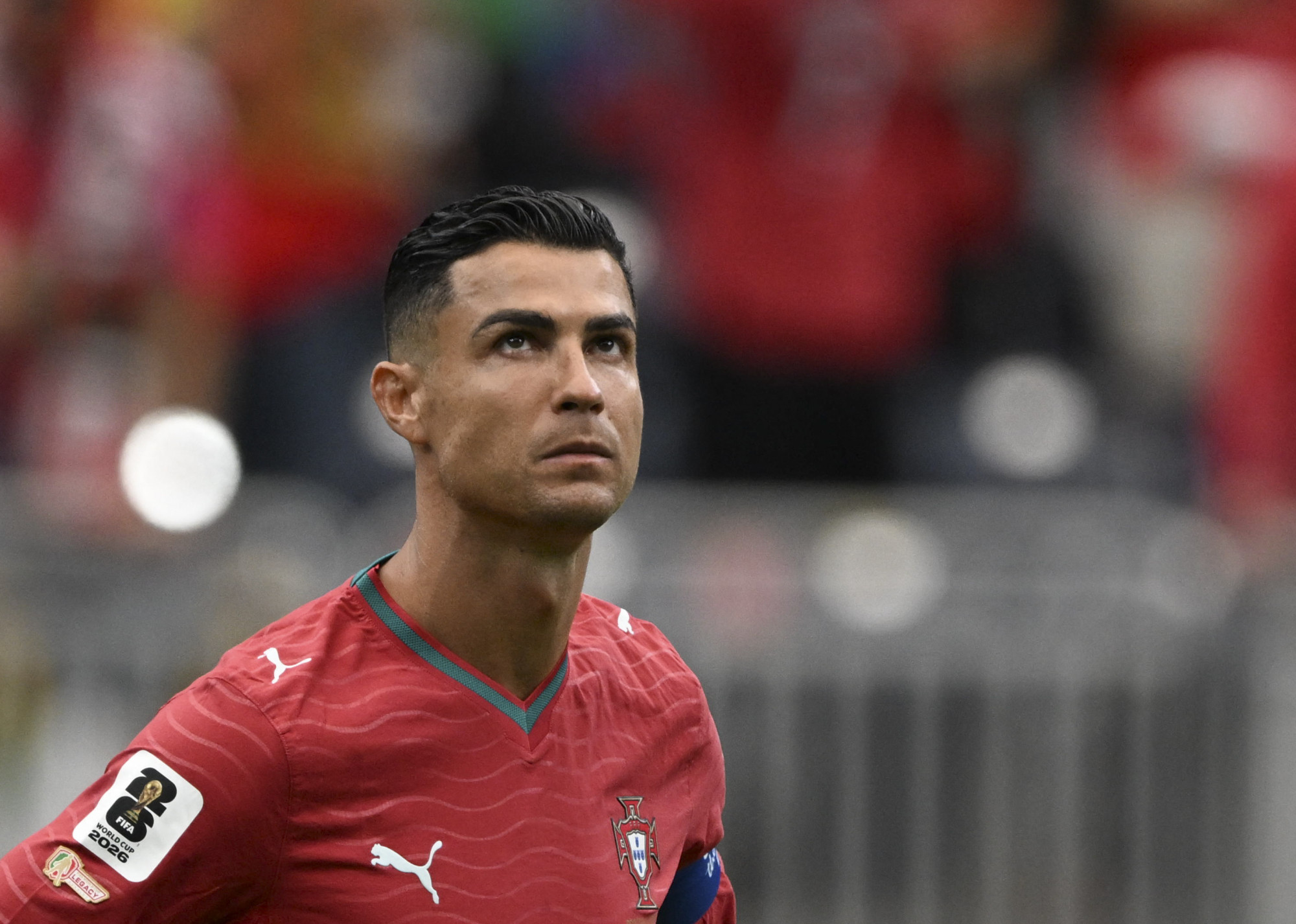 Miért lepi el mindenféle aranyszínű jelvény Messi mezét?
