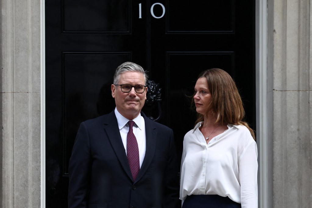 Keir Starmer a brit kormány és a Munkáspárt éléről is lemondott