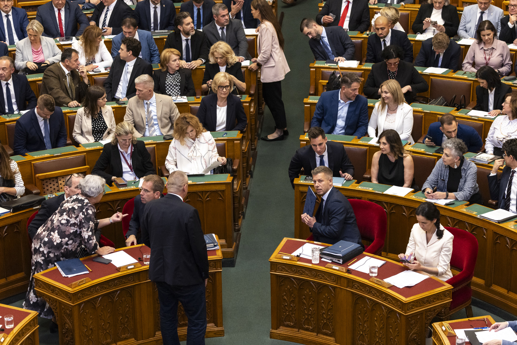 Ma is pörög a parlament