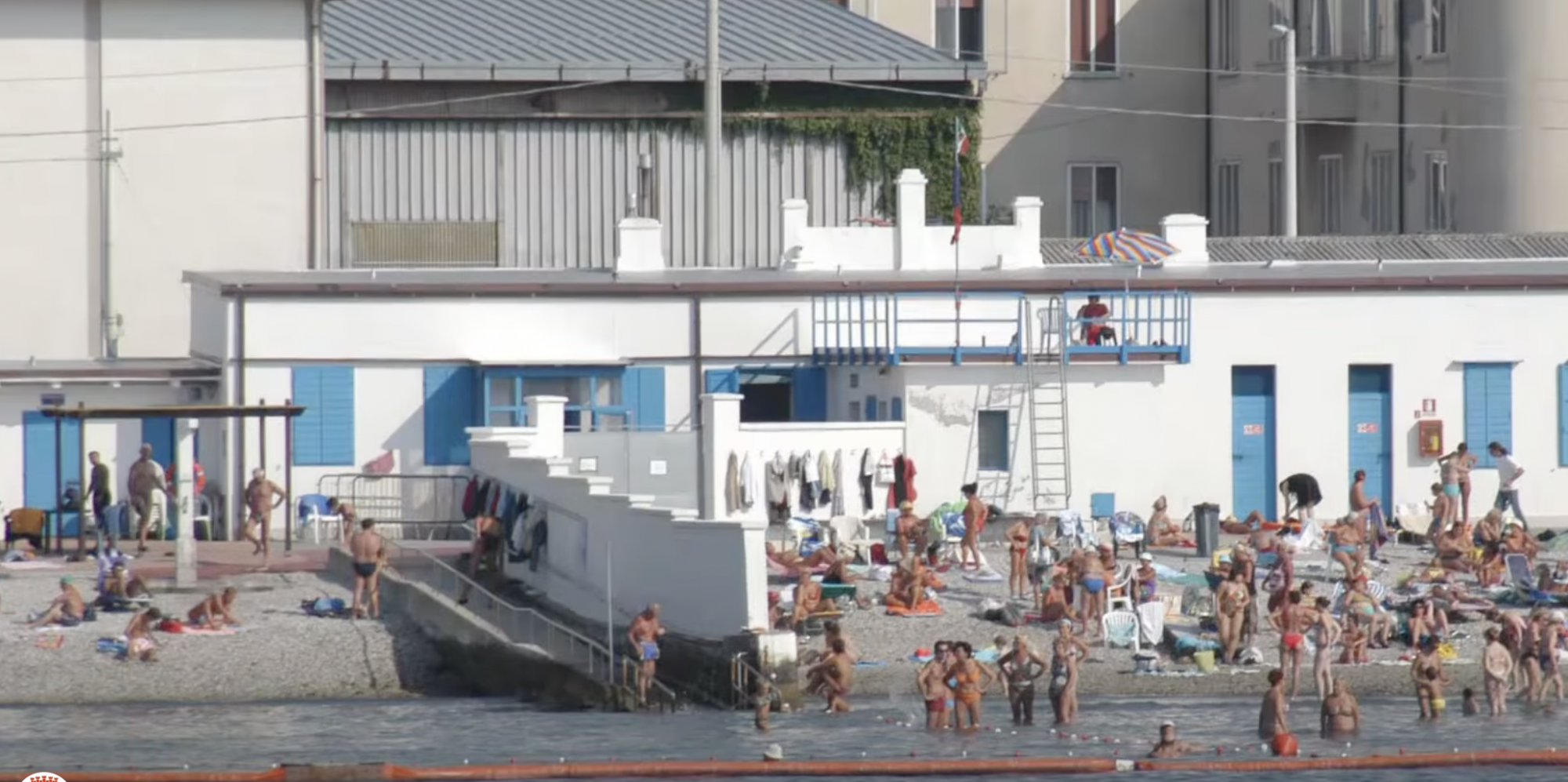 Kidobtak két olasz turistát a trieszti strandról, ahol fal választja el egymástól a férfiakat és a nőket