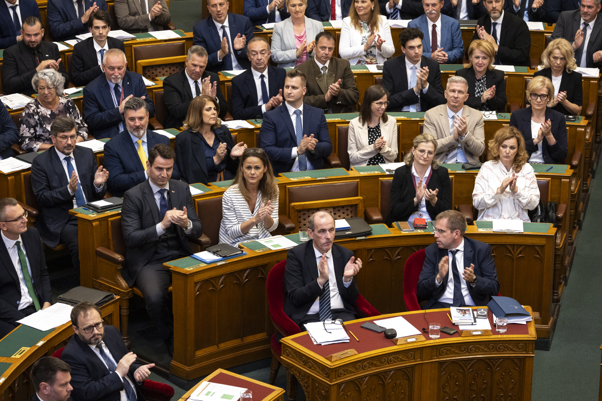 Ma is pörög a parlament