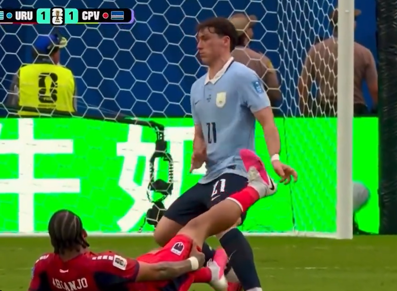 Begörcsölt az ellenfél lába, gyúrni kezdte az uruguayi, majd otthagyta