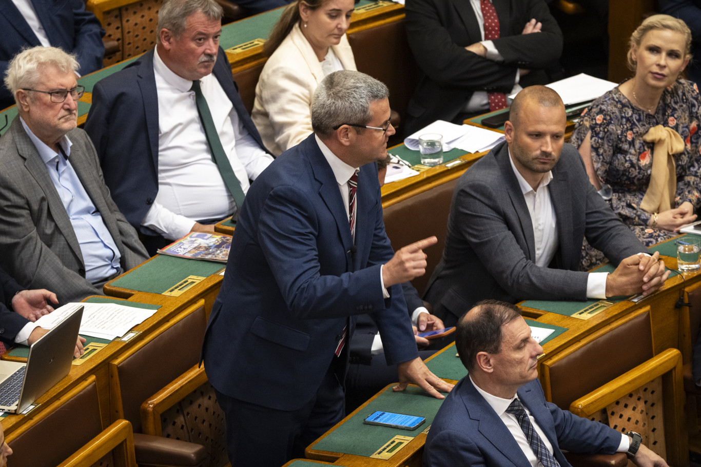 Feszültségek és derültség a Parlamentben: Egészségügyi viták és politikai csatározások