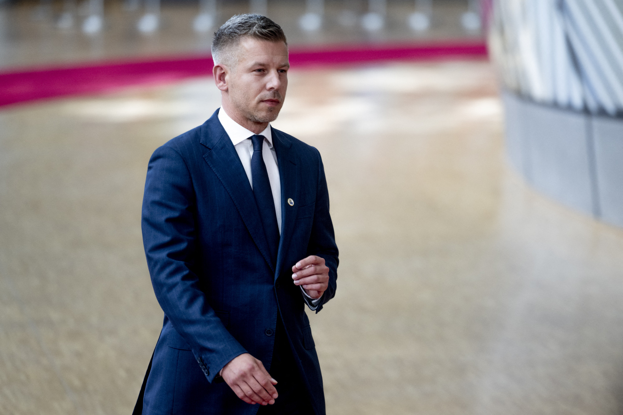 Egy buta, senkiházi társaság politikai helyzetértékelése