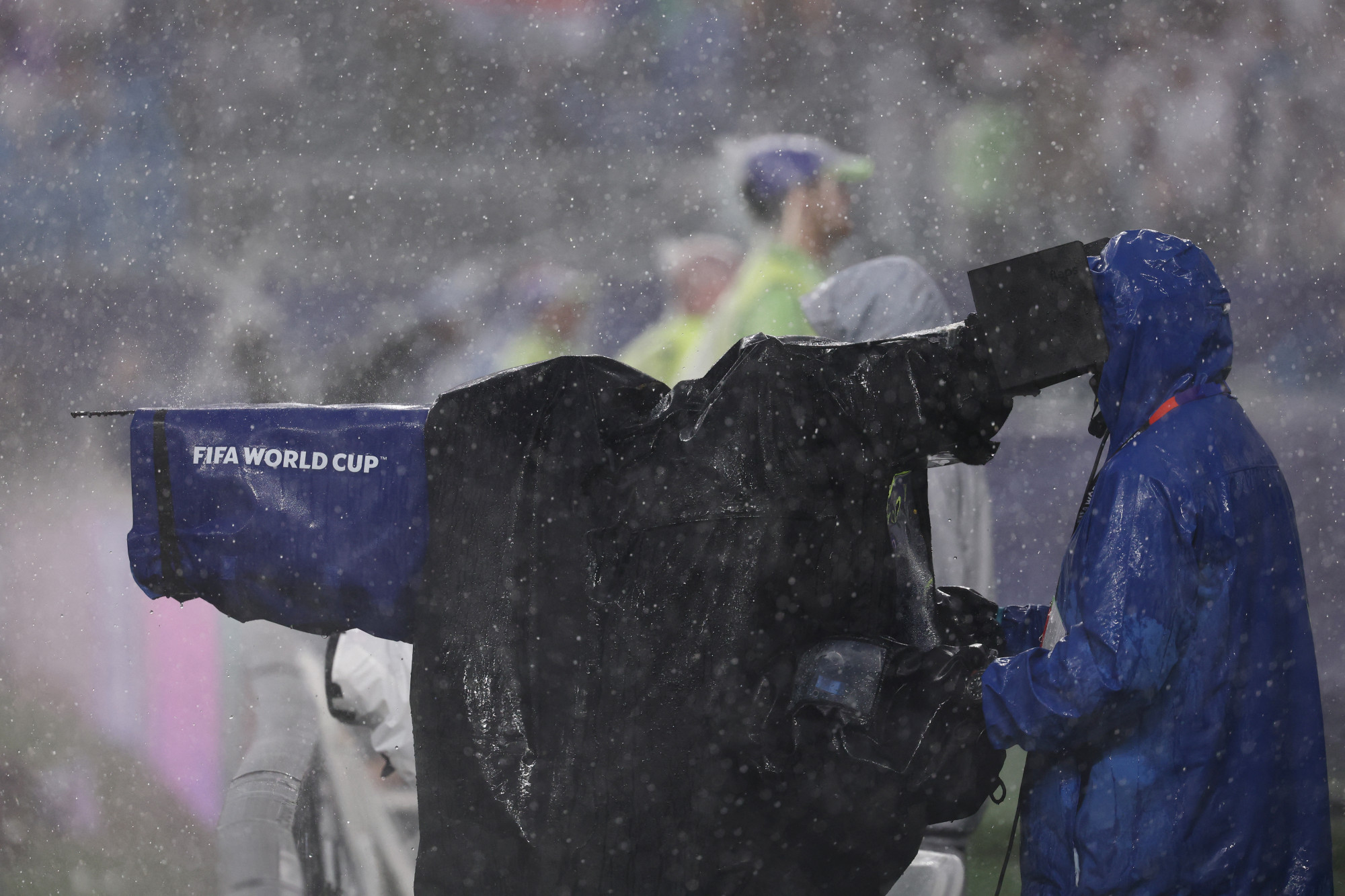 „Súlyos zivatar közeledik, keressenek menedéket a stadionban” – először szakított félbe meccset az időjárás a vébén
