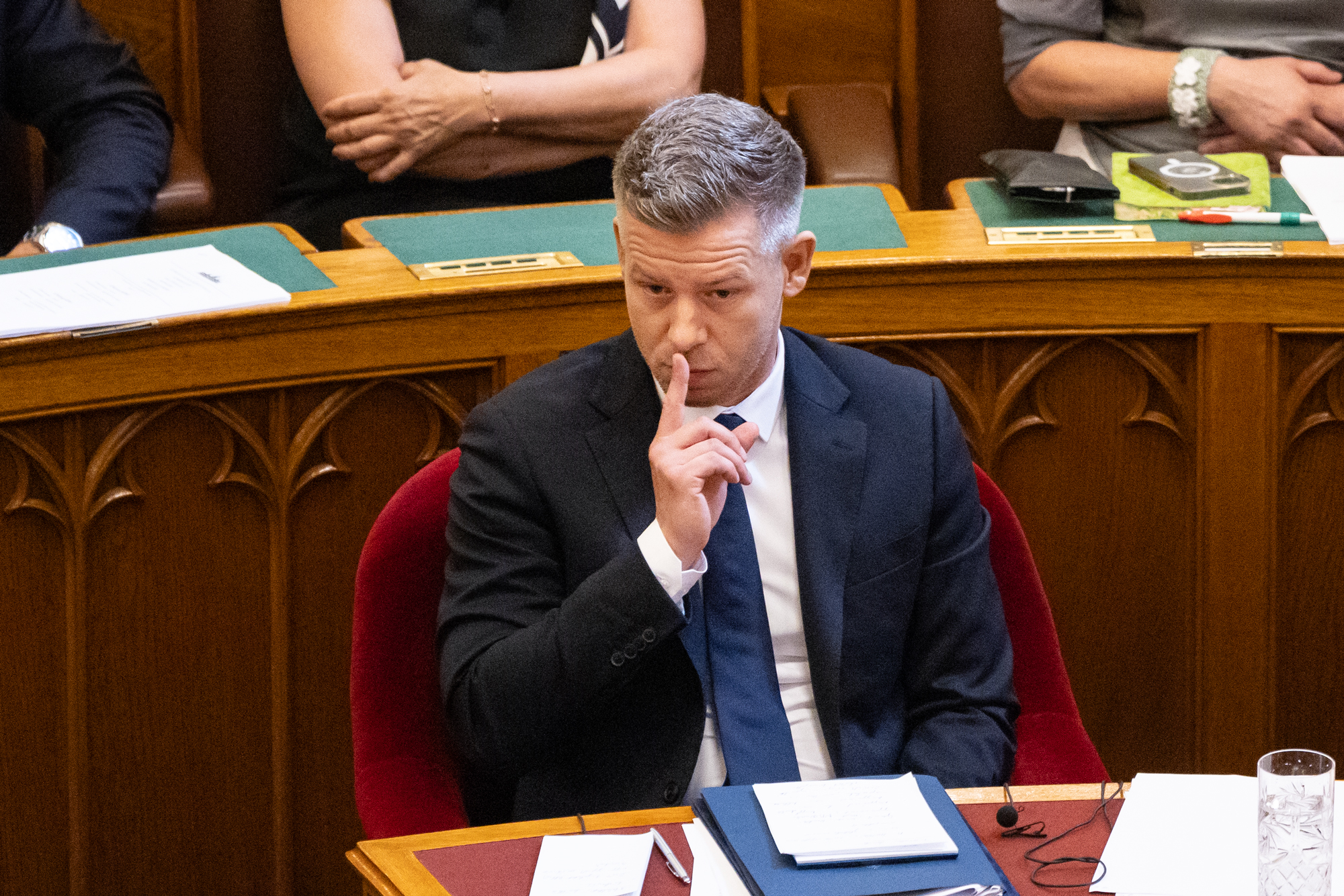 Emberek, akiket kivizsgálnak, tervek, amiket szétzúznak