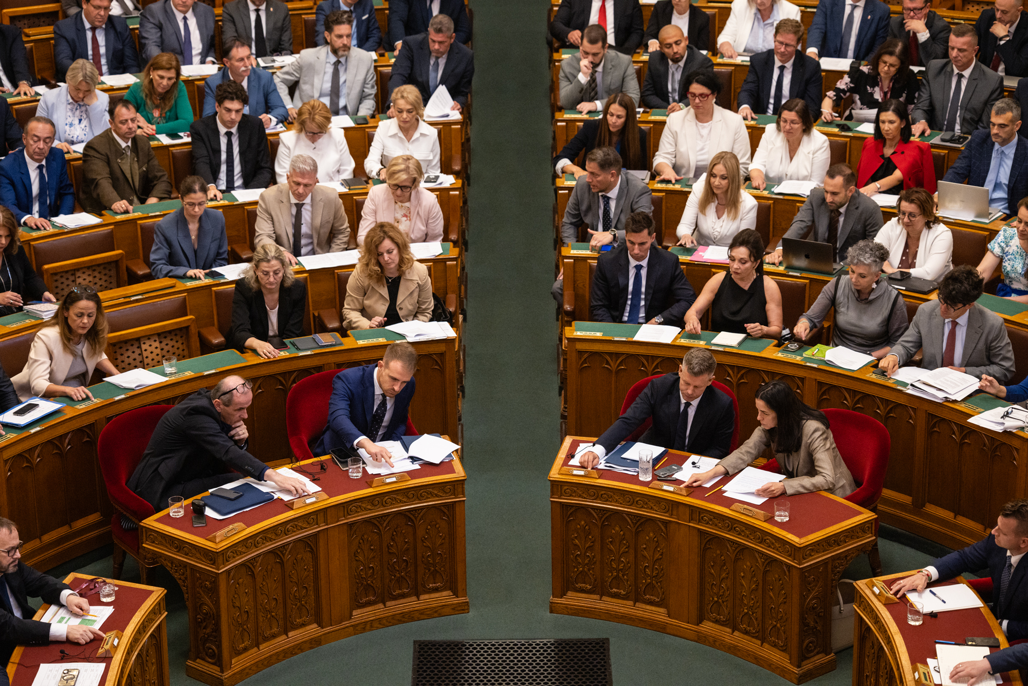 Megszavazták a gyűlöletkeltő politikai reklámok visszaszorítását, a közmédia átalakítását és az uniós források miatt benyújtott törvénymódosításokat is