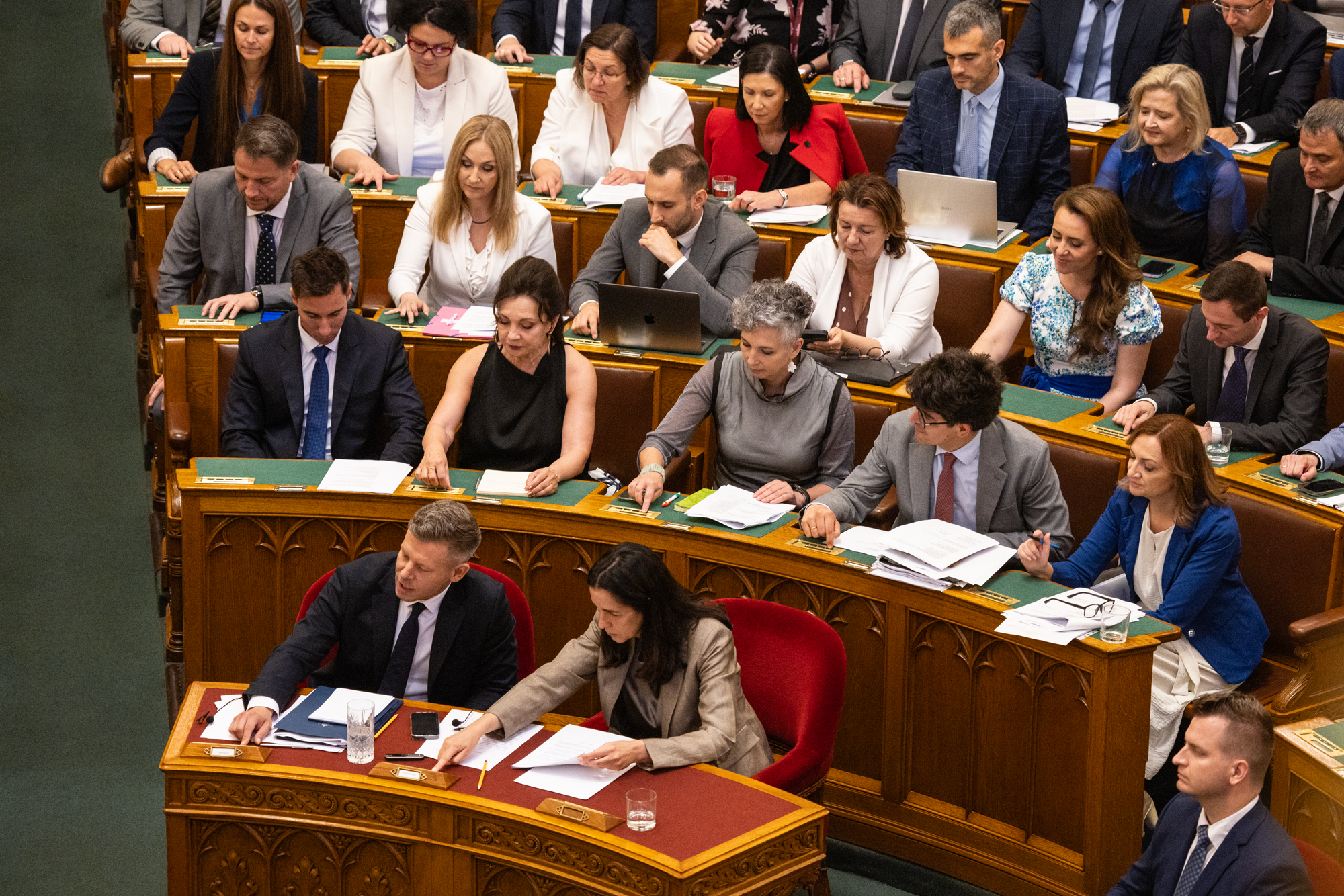 Tiszás huszárvágás, rózsaszín cipők