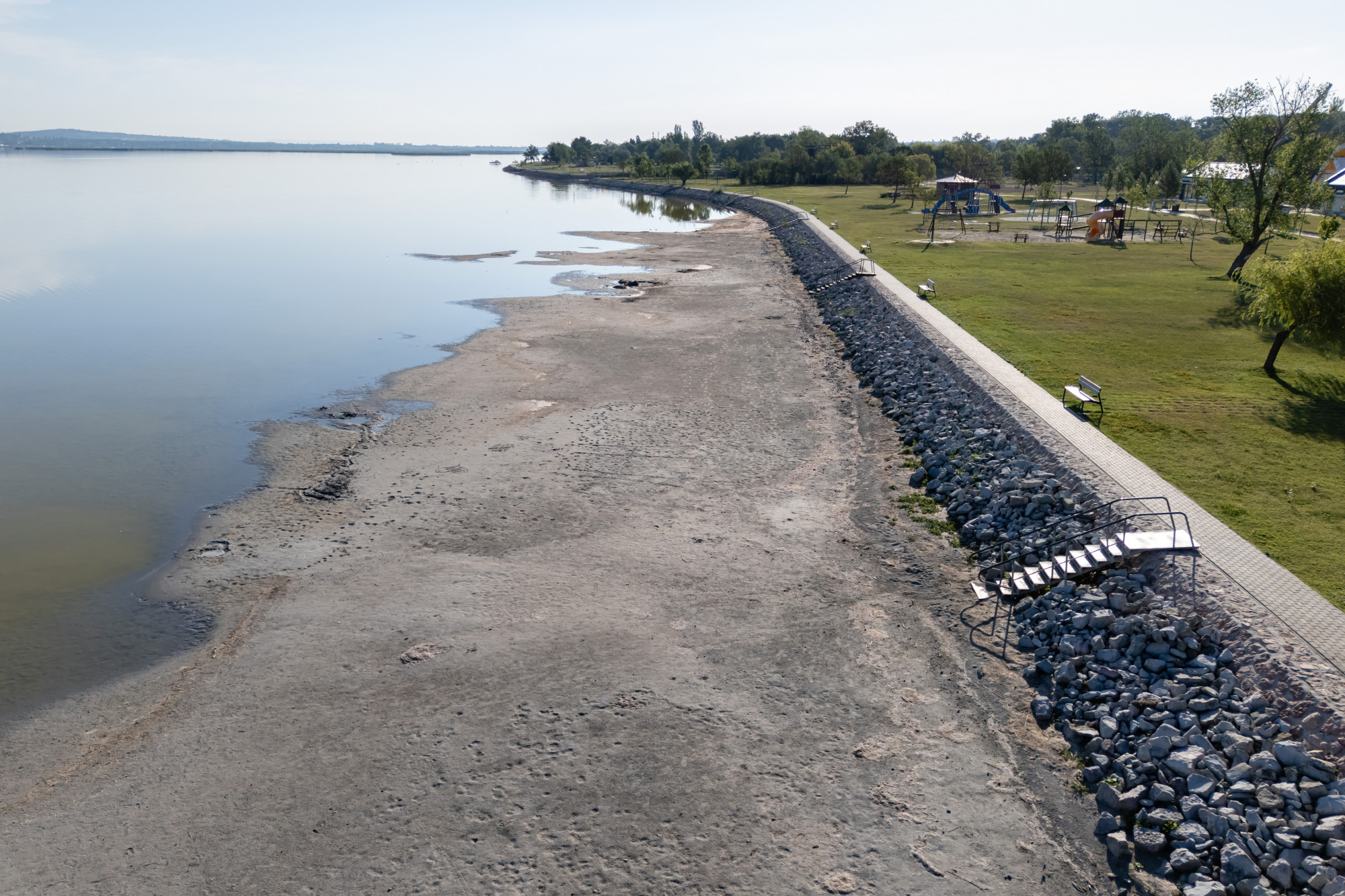 Történelmi mélyponton a Velencei-tó vízszintje, több strand egész nyáron ki se nyit