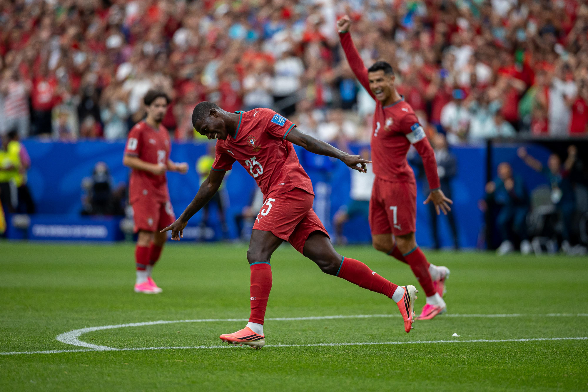 Ronaldo rekordokat döntött, Portugália kiütötte Üzbegisztánt
