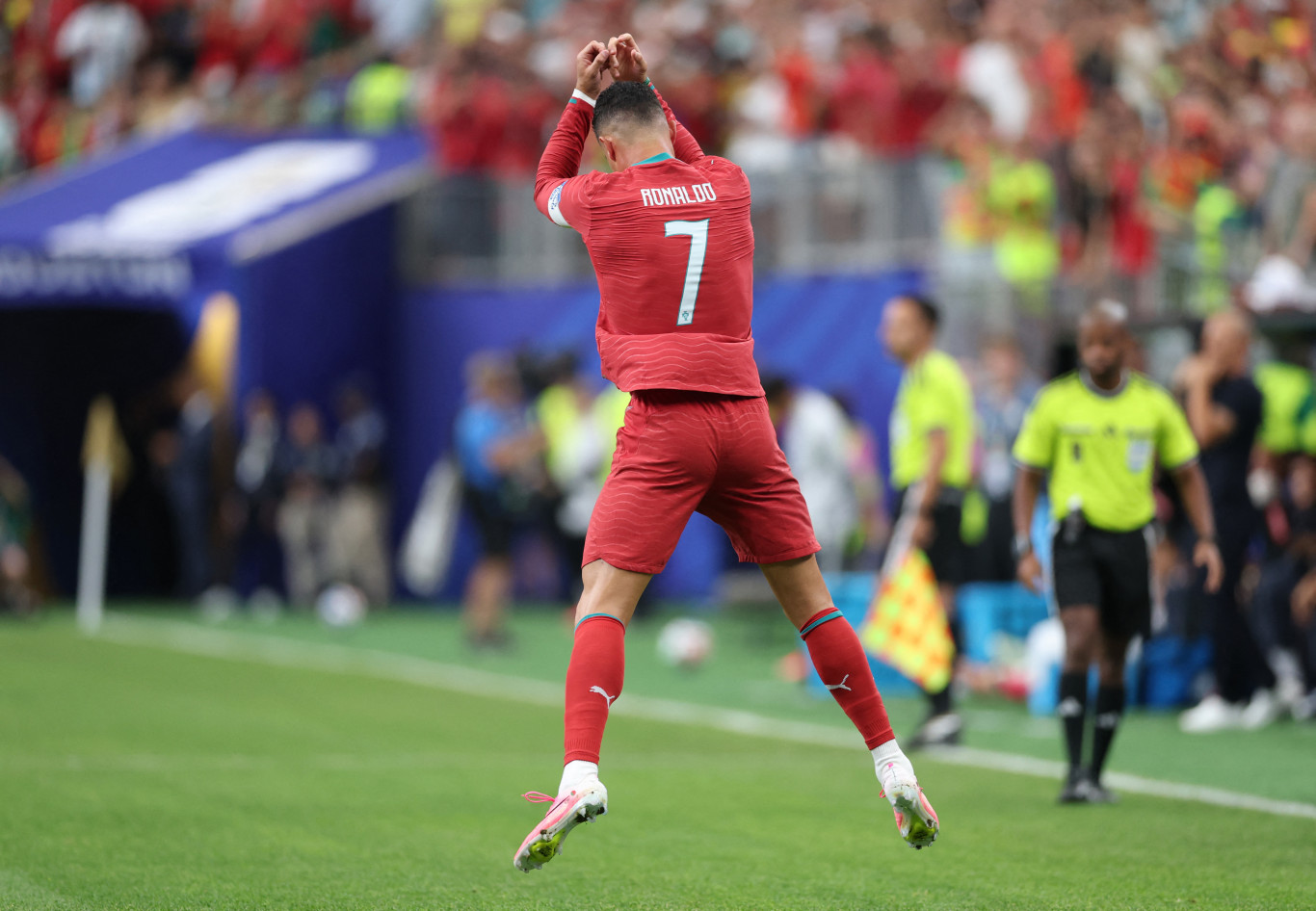 Ronaldo rekordokat döntött, Portugália kiütötte Üzbegisztánt