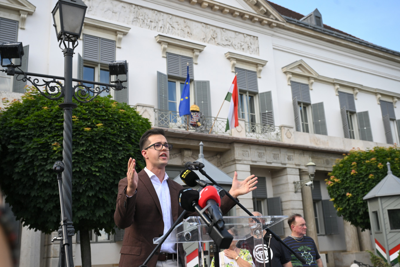 Hatvan embert bocsátott el a Mandiner