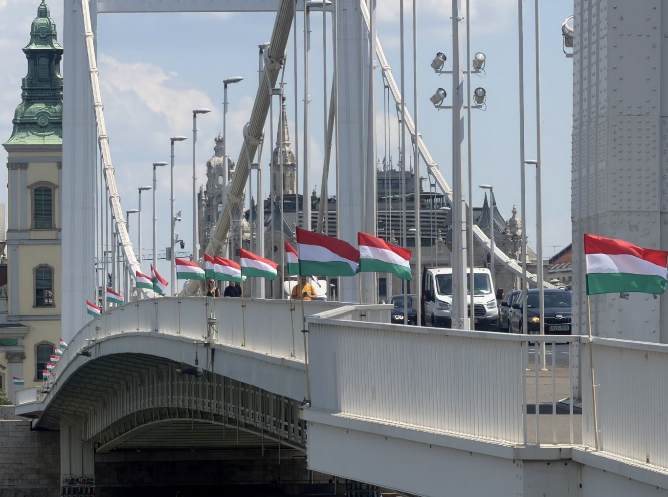A Mi Hazánk magyar zászlókat tűzött ki az Erzsébet hídra, miután egy férfi a Dunába hajigálta onnan a szivárványos zászlókat