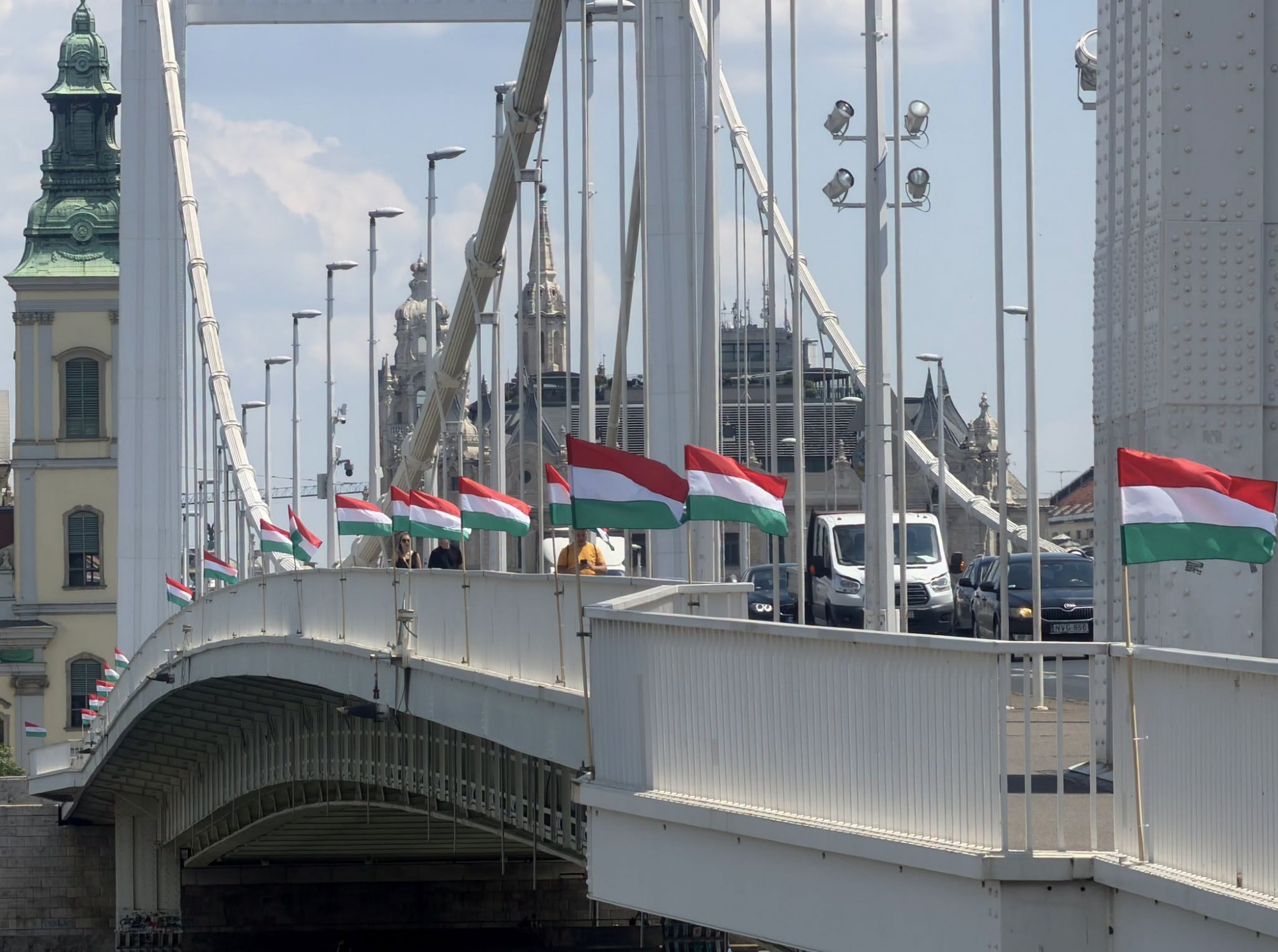 A Mi Hazánk magyar zászlókat tűzött ki az Erzsébet hídra, miután egy férfi a Dunába hajigálta onnan a szivárványosakat