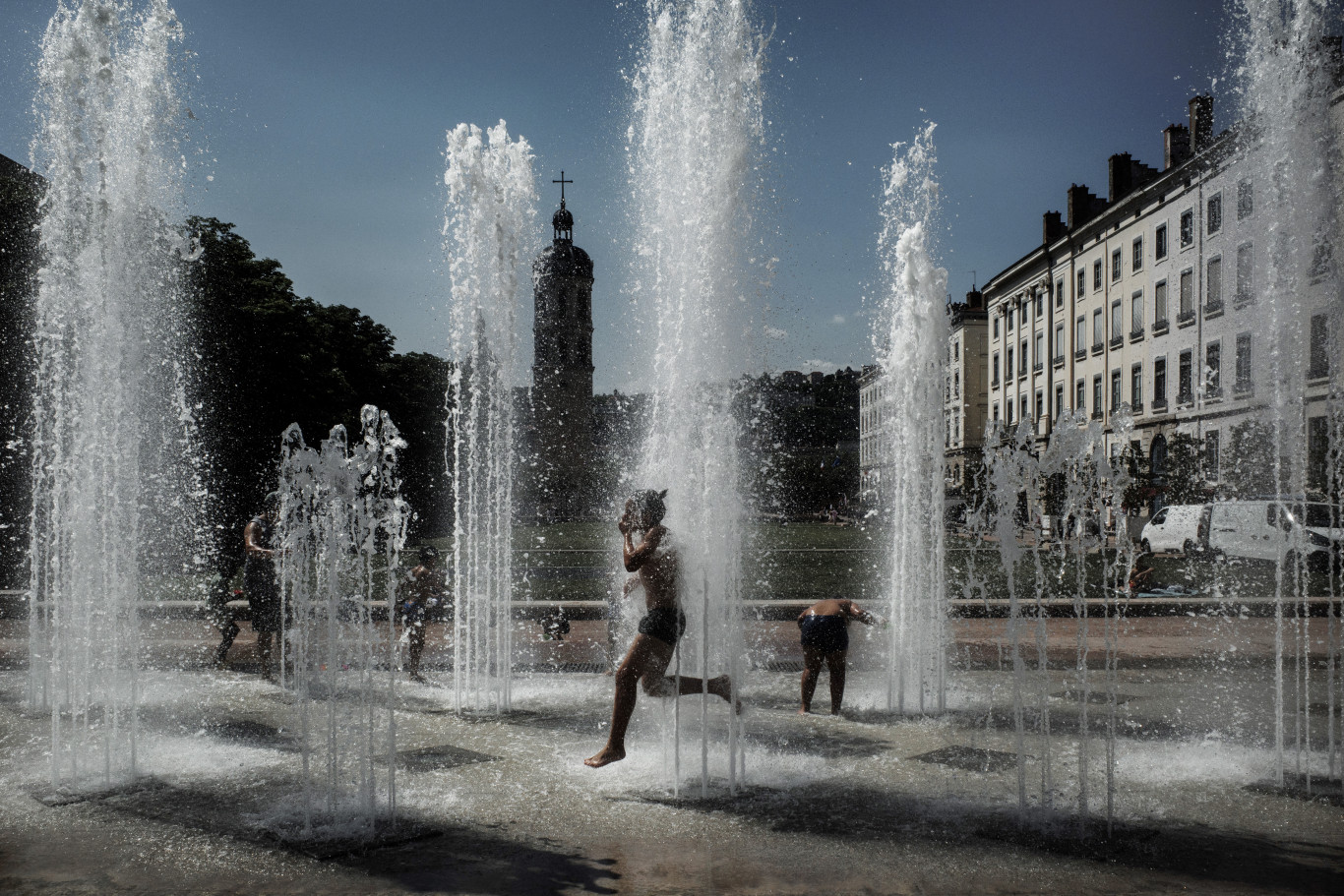 Pokoli hőkupola – 39 fok lesz szombaton Lyonban, elhalasztják a Pride-menetet