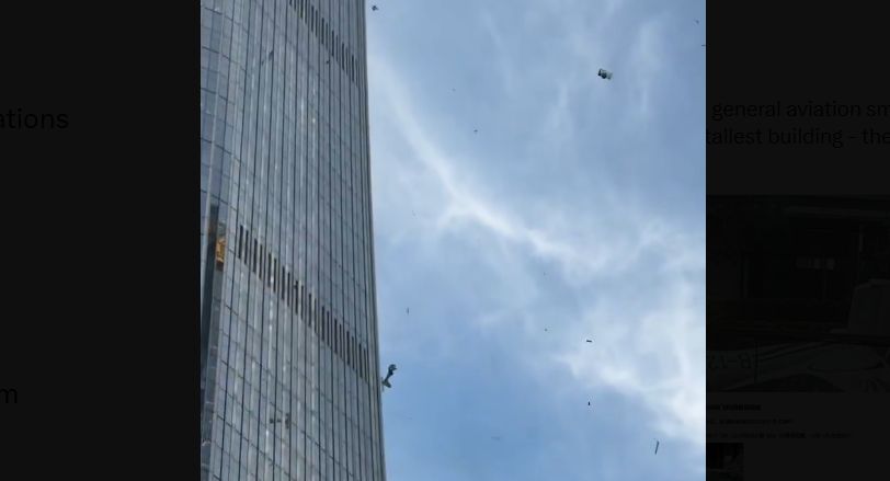 Egy kisrepülő csapódott Peking legmagasabb felhőkarcolójába